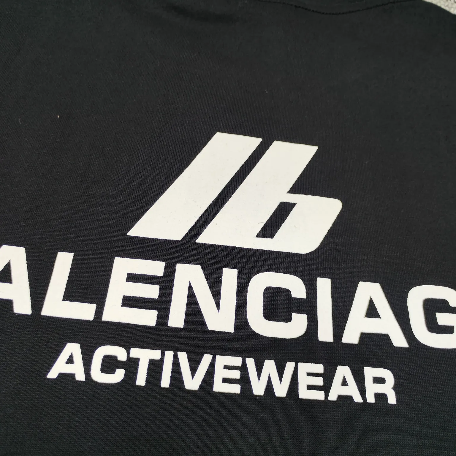 The top version of Balenciaga 24SS new reflective logo printing short-sleeved T-shirt. The fabric is made of 32 counts of 260g combed cotton. It feels soft and skin-friendly, does not pill or fade. 🤑Full set of customized accessories. Customized original shell film. The threads are fixed-dyed and have no color difference. The classic logo is printed with 3M reflective three-dimensional printing. The writing is clear and the effect is three-dimensional. When you go out for a walk at night, the logo will also reflect light. Feel like a star 😍 Loose fit No matter your figure, whoever wears it looks good. Simple and fashionable. Recommended to all friends who like comfort and taste. Size: XS-L Color: Black P: 260