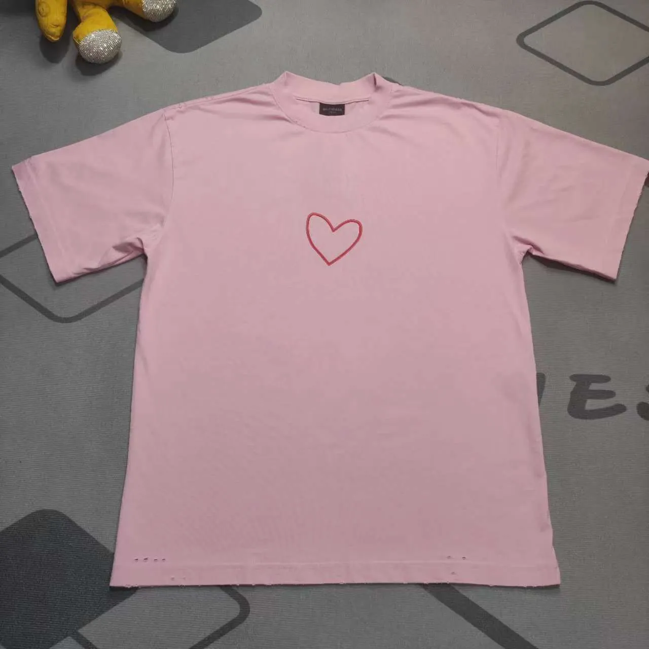 Top version Balenciaga Tanabata 24 Series FW24 solid color heart-shaped distressed effect short-sleeved T-shirt, loose fit Balenciaga was founded by Cristobal Balenciaga, a great genius designer known as the representative of the 20th century. For more than half a century since the brand was founded, Balenciaga has been famous for its fashionable elegance in the fashion industry. You can find any of your favorite logos on the front and back of this piece, Ness.  The front and rear printing uses low-coverage screen printing technology, and the glue is imported. The printing is very delicate, and the scratched out problems are very clear and there are no burrs. The fabric is made of 280g double-ply double-yarn pure cotton loose fabric, which is loose and breathable, has good drying effect, full drape and skin toning. Color: Black Pink Size: XS-L P:250