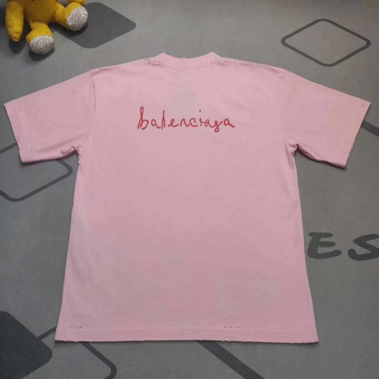 Top version Balenciaga Tanabata 24 Series FW24 solid color heart-shaped distressed effect short-sleeved T-shirt, loose fit Balenciaga was founded by Cristobal Balenciaga, a great genius designer known as the representative of the 20th century. For more than half a century since the brand was founded, Balenciaga has been famous for its fashionable elegance in the fashion industry. You can find any of your favorite logos on the front and back of this piece, Ness.  The front and rear printing uses low-coverage screen printing technology, and the glue is imported. The printing is very delicate, and the scratched out problems are very clear and there are no burrs. The fabric is made of 280g double-ply double-yarn pure cotton loose fabric, which is loose and breathable, has good drying effect, full drape and skin toning. Color: Black Pink Size: XS-L P:250