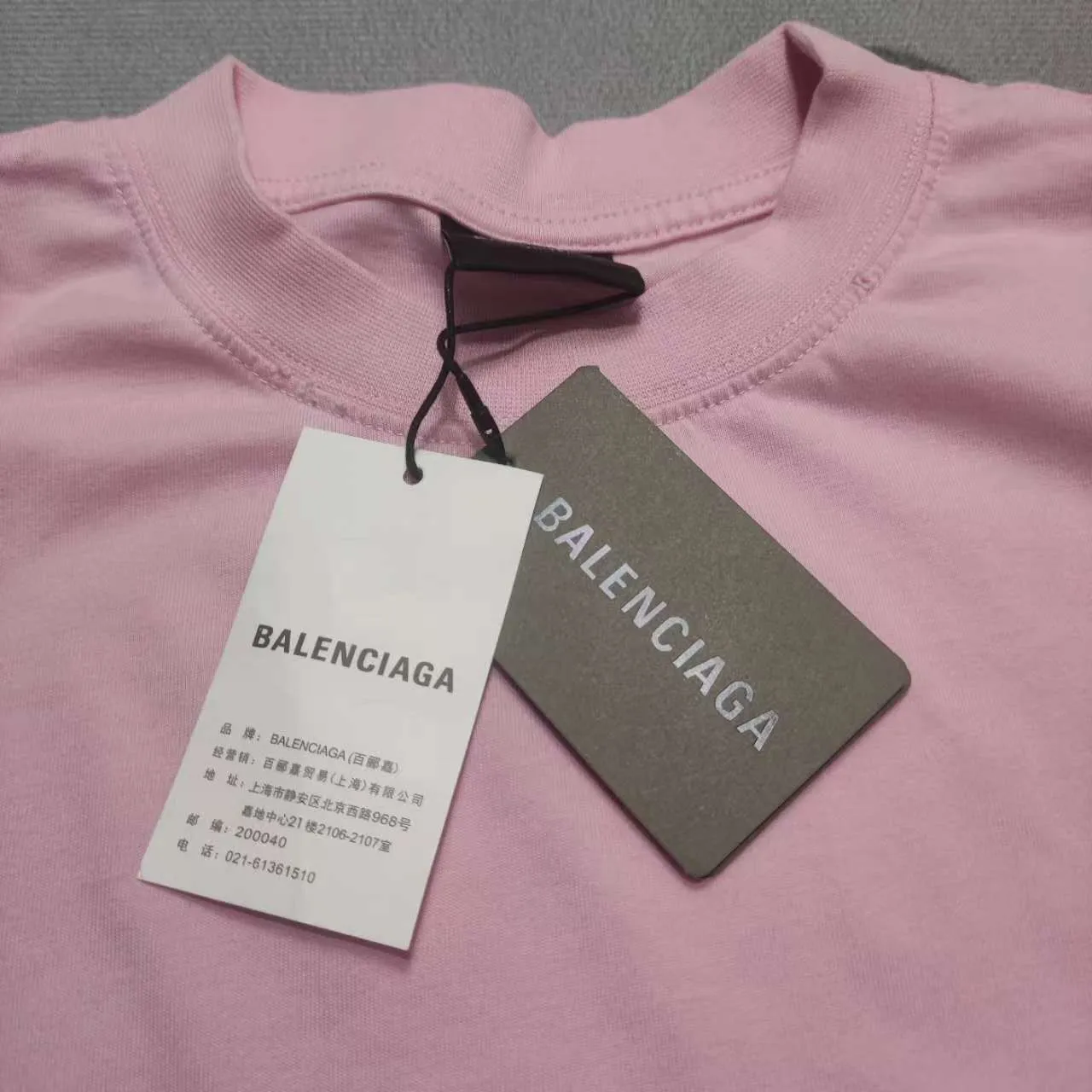 Top version Balenciaga Tanabata 24 Series FW24 solid color heart-shaped distressed effect short-sleeved T-shirt, loose fit Balenciaga was founded by Cristobal Balenciaga, a great genius designer known as the representative of the 20th century. For more than half a century since the brand was founded, Balenciaga has been famous for its fashionable elegance in the fashion industry. You can find any of your favorite logos on the front and back of this piece, Ness.  The front and rear printing uses low-coverage screen printing technology, and the glue is imported. The printing is very delicate, and the scratched out problems are very clear and there are no burrs. The fabric is made of 280g double-ply double-yarn pure cotton loose fabric, which is loose and breathable, has good drying effect, full drape and skin toning. Color: Black Pink Size: XS-L P:250