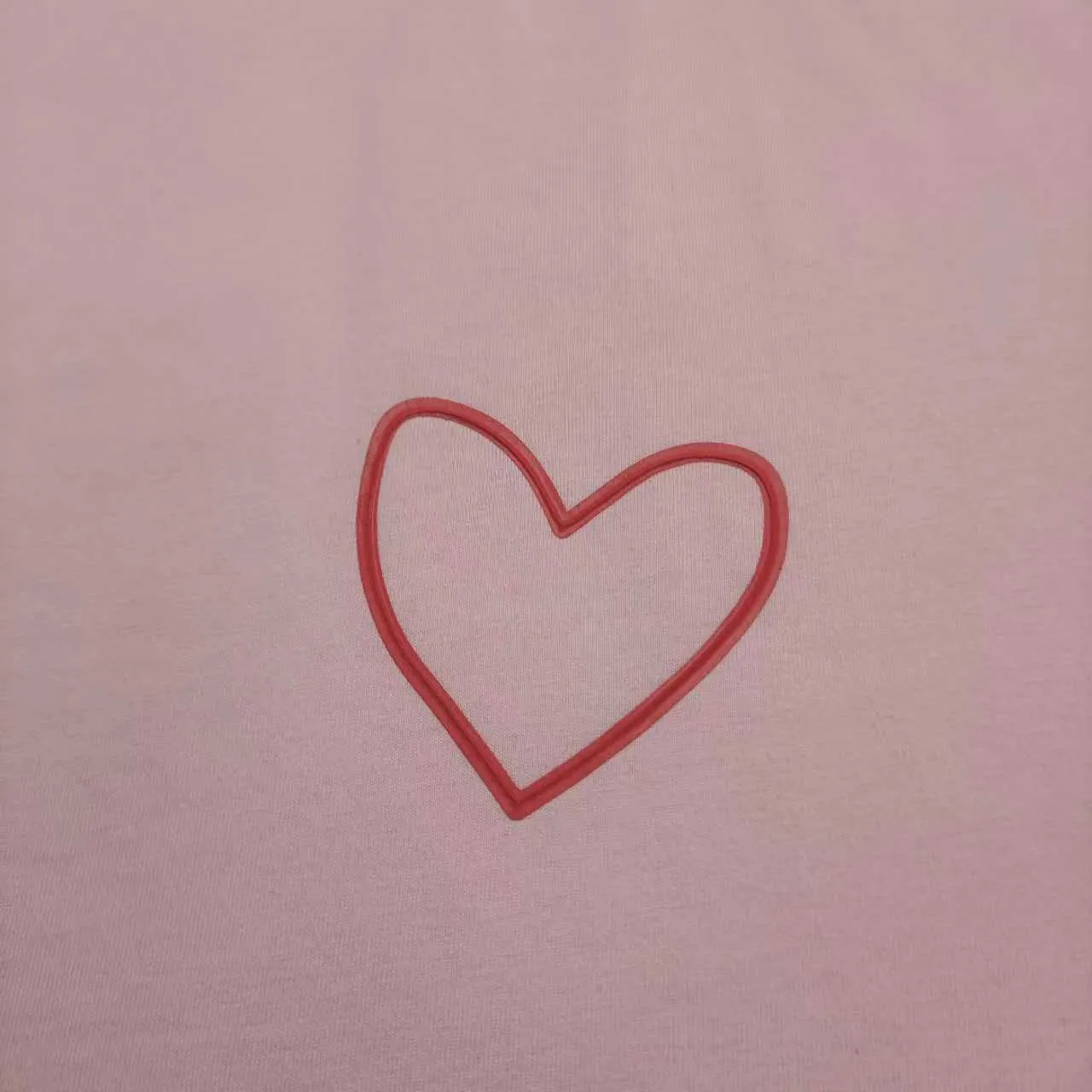 Top version Balenciaga Tanabata 24 Series FW24 solid color heart-shaped distressed effect short-sleeved T-shirt, loose fit Balenciaga was founded by Cristobal Balenciaga, a great genius designer known as the representative of the 20th century. For more than half a century since the brand was founded, Balenciaga has been famous for its fashionable elegance in the fashion industry. You can find any of your favorite logos on the front and back of this piece, Ness.  The front and rear printing uses low-coverage screen printing technology, and the glue is imported. The printing is very delicate, and the scratched out problems are very clear and there are no burrs. The fabric is made of 280g double-ply double-yarn pure cotton loose fabric, which is loose and breathable, has good drying effect, full drape and skin toning. Color: Black Pink Size: XS-L P:250