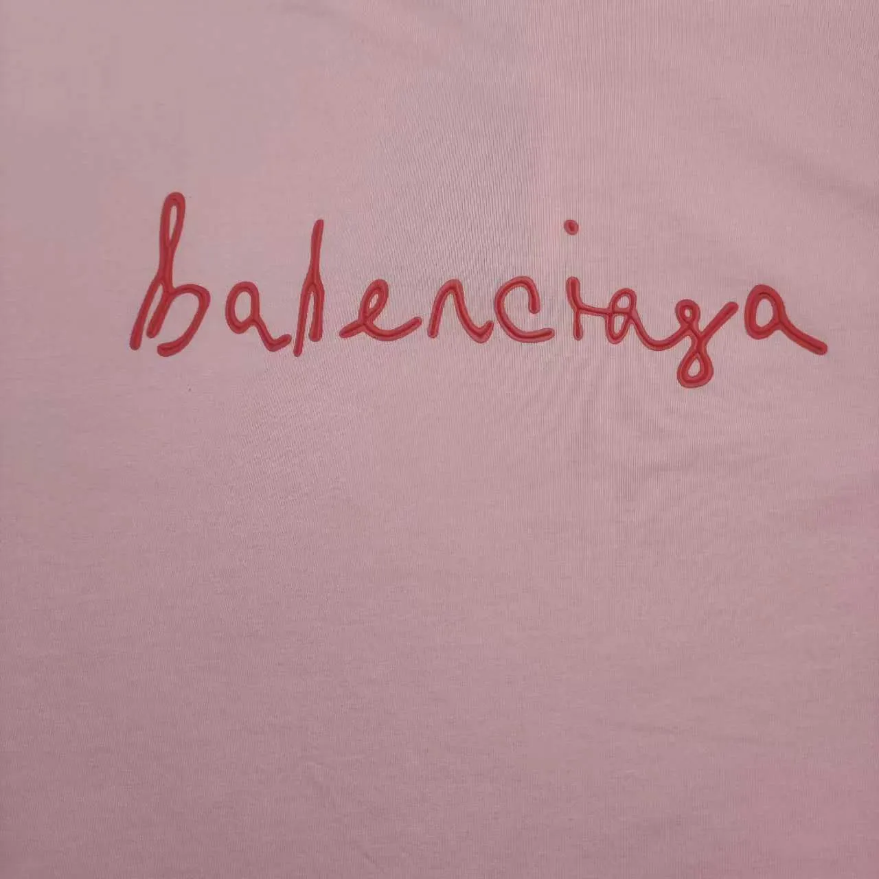 Top version Balenciaga Tanabata 24 Series FW24 solid color heart-shaped distressed effect short-sleeved T-shirt, loose fit Balenciaga was founded by Cristobal Balenciaga, a great genius designer known as the representative of the 20th century. For more than half a century since the brand was founded, Balenciaga has been famous for its fashionable elegance in the fashion industry. You can find any of your favorite logos on the front and back of this piece, Ness.  The front and rear printing uses low-coverage screen printing technology, and the glue is imported. The printing is very delicate, and the scratched out problems are very clear and there are no burrs. The fabric is made of 280g double-ply double-yarn pure cotton loose fabric, which is loose and breathable, has good drying effect, full drape and skin toning. Color: Black Pink Size: XS-L P:250
