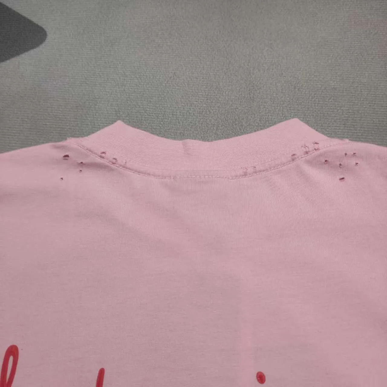 Top version Balenciaga Tanabata 24 Series FW24 solid color heart-shaped distressed effect short-sleeved T-shirt, loose fit Balenciaga was founded by Cristobal Balenciaga, a great genius designer known as the representative of the 20th century. For more than half a century since the brand was founded, Balenciaga has been famous for its fashionable elegance in the fashion industry. You can find any of your favorite logos on the front and back of this piece, Ness.  The front and rear printing uses low-coverage screen printing technology, and the glue is imported. The printing is very delicate, and the scratched out problems are very clear and there are no burrs. The fabric is made of 280g double-ply double-yarn pure cotton loose fabric, which is loose and breathable, has good drying effect, full drape and skin toning. Color: Black Pink Size: XS-L P:250