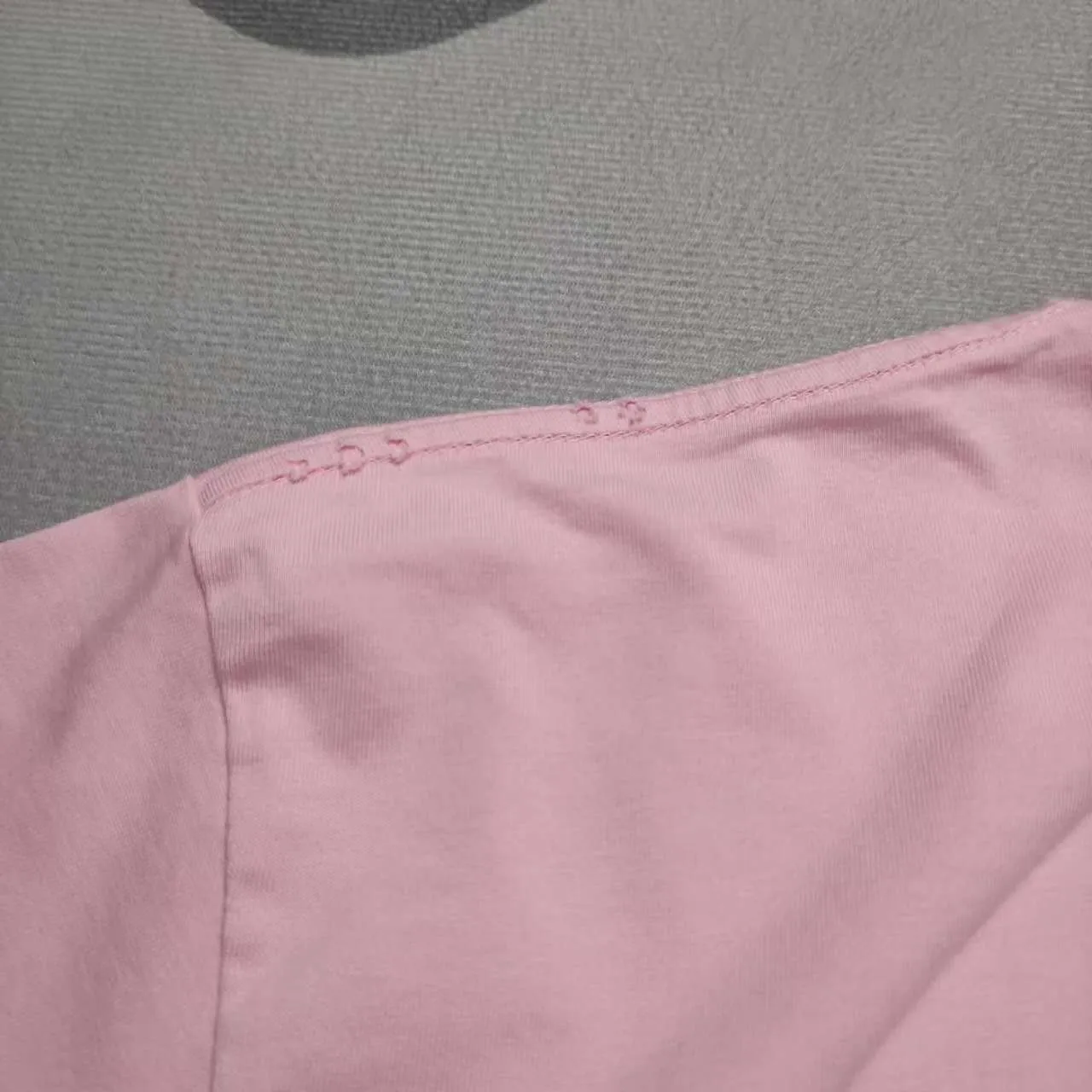 Top version Balenciaga Tanabata 24 Series FW24 solid color heart-shaped distressed effect short-sleeved T-shirt, loose fit Balenciaga was founded by Cristobal Balenciaga, a great genius designer known as the representative of the 20th century. For more than half a century since the brand was founded, Balenciaga has been famous for its fashionable elegance in the fashion industry. You can find any of your favorite logos on the front and back of this piece, Ness.  The front and rear printing uses low-coverage screen printing technology, and the glue is imported. The printing is very delicate, and the scratched out problems are very clear and there are no burrs. The fabric is made of 280g double-ply double-yarn pure cotton loose fabric, which is loose and breathable, has good drying effect, full drape and skin toning. Color: Black Pink Size: XS-L P:250