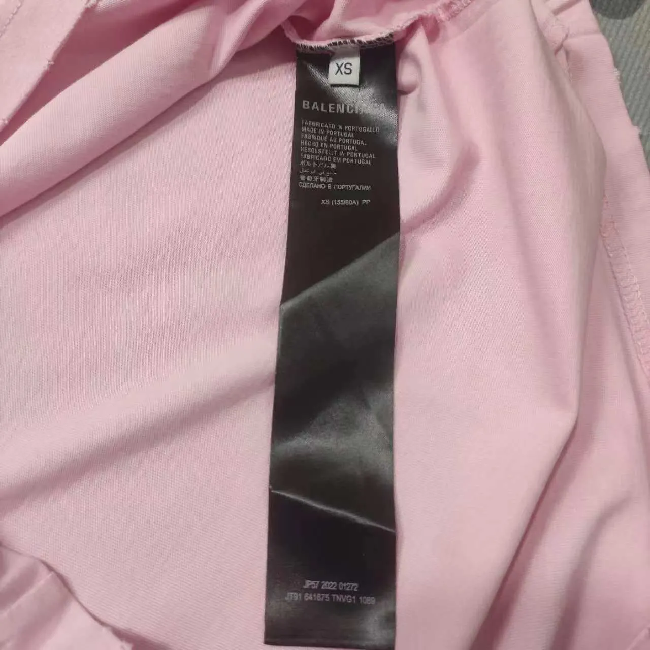 Top version Balenciaga Tanabata 24 Series FW24 solid color heart-shaped distressed effect short-sleeved T-shirt, loose fit Balenciaga was founded by Cristobal Balenciaga, a great genius designer known as the representative of the 20th century. For more than half a century since the brand was founded, Balenciaga has been famous for its fashionable elegance in the fashion industry. You can find any of your favorite logos on the front and back of this piece, Ness.  The front and rear printing uses low-coverage screen printing technology, and the glue is imported. The printing is very delicate, and the scratched out problems are very clear and there are no burrs. The fabric is made of 280g double-ply double-yarn pure cotton loose fabric, which is loose and breathable, has good drying effect, full drape and skin toning. Color: Black Pink Size: XS-L P:250