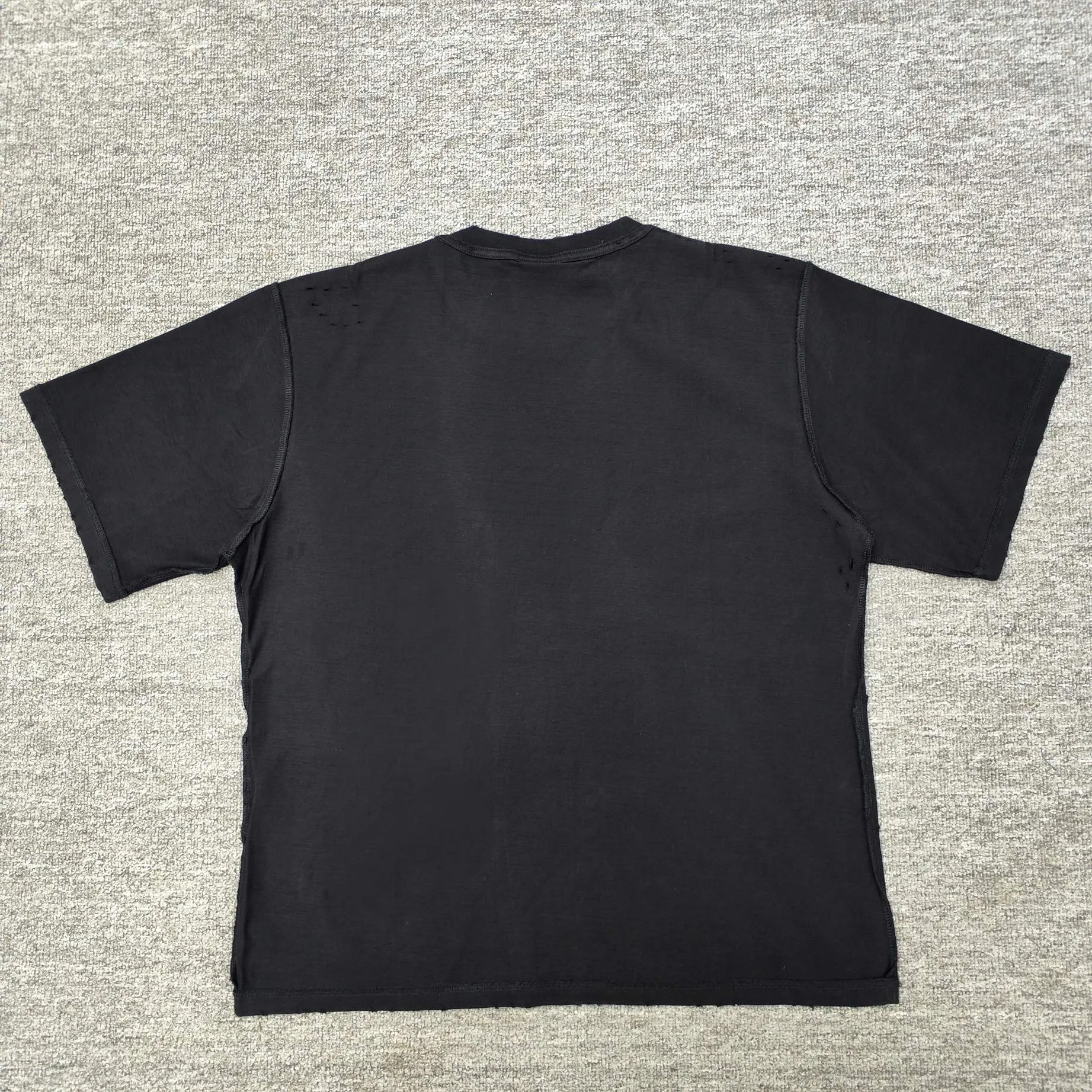 ♻️💯Reference model picture for the upper body❤️【Latest new】Top version - BALENCIAGA - Balenciaga rainbow flag short-sleeved T-shirt. Original development of custom-woven fabric process, washing and water treatment. High-gram weight 300g fabric, full texture, clean cloth, soft and comfortable. Solona thread custom dyeing without color difference It is made of fine cotton plain knitted custom-dyed fabric, and the custom-woven cross brace rib is dyed in the same cylinder to ensure no color difference. It follows the original process and is trimmed narrowly. The front is decorated with a rainbow flag art print. It is made of original color and special glue of the same color. It is hand-screen printed and uses screen printing as a transparent base to solidify the color. It has strong quality stability and the viscosity of the color paste should be adjusted appropriately, which is beneficial to the fabric's uniform sizing and smooth pattern. Through special cutting and sewing techniques, the garment is turned inside out to create a unique visual effect. The inside-out design can highlight the layering of clothing and make the overall shape richer and three-dimensional. Double chain stitching on the back shoulders, customized new collar label os dropped shoulders, loose version, same style for men and women Color: Black Size: XS-L P:270