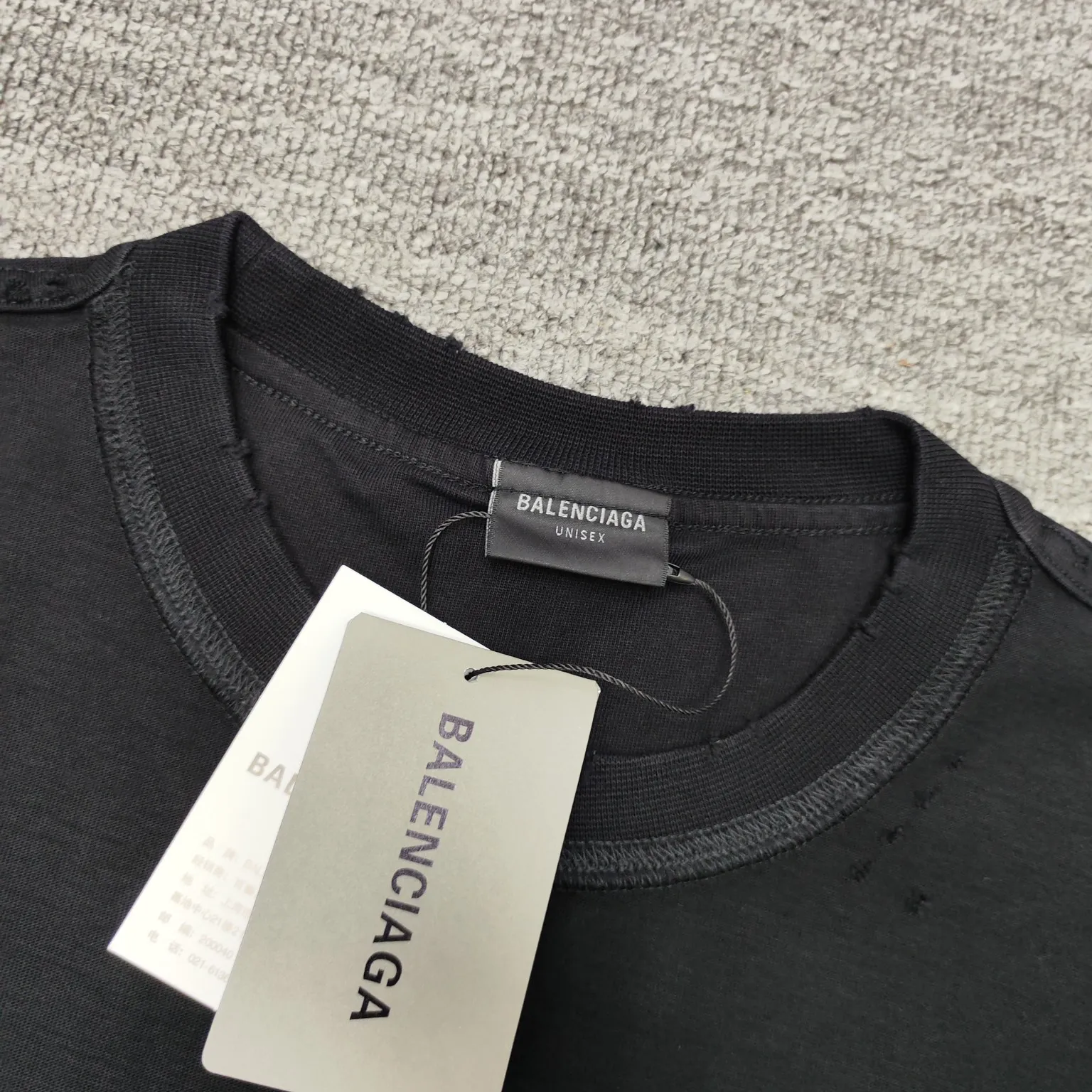♻️💯Reference model picture for the upper body❤️【Latest new】Top version - BALENCIAGA - Balenciaga rainbow flag short-sleeved T-shirt. Original development of custom-woven fabric process, washing and water treatment. High-gram weight 300g fabric, full texture, clean cloth, soft and comfortable. Solona thread custom dyeing without color difference It is made of fine cotton plain knitted custom-dyed fabric, and the custom-woven cross brace rib is dyed in the same cylinder to ensure no color difference. It follows the original process and is trimmed narrowly. The front is decorated with a rainbow flag art print. It is made of original color and special glue of the same color. It is hand-screen printed and uses screen printing as a transparent base to solidify the color. It has strong quality stability and the viscosity of the color paste should be adjusted appropriately, which is beneficial to the fabric's uniform sizing and smooth pattern. Through special cutting and sewing techniques, the garment is turned inside out to create a unique visual effect. The inside-out design can highlight the layering of clothing and make the overall shape richer and three-dimensional. Double chain stitching on the back shoulders, customized new collar label os dropped shoulders, loose version, same style for men and women Color: Black Size: XS-L P:270