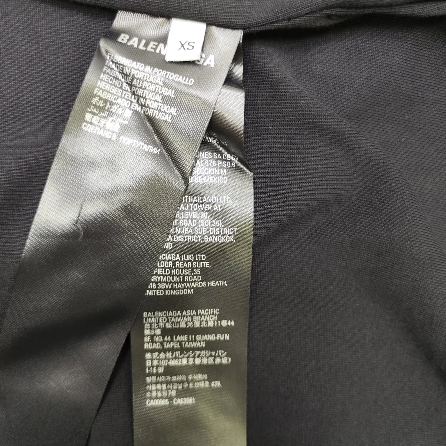 ♻️💯Reference model picture for the upper body❤️【Latest new】Top version - BALENCIAGA - Balenciaga rainbow flag short-sleeved T-shirt. Original development of custom-woven fabric process, washing and water treatment. High-gram weight 300g fabric, full texture, clean cloth, soft and comfortable. Solona thread custom dyeing without color difference It is made of fine cotton plain knitted custom-dyed fabric, and the custom-woven cross brace rib is dyed in the same cylinder to ensure no color difference. It follows the original process and is trimmed narrowly. The front is decorated with a rainbow flag art print. It is made of original color and special glue of the same color. It is hand-screen printed and uses screen printing as a transparent base to solidify the color. It has strong quality stability and the viscosity of the color paste should be adjusted appropriately, which is beneficial to the fabric's uniform sizing and smooth pattern. Through special cutting and sewing techniques, the garment is turned inside out to create a unique visual effect. The inside-out design can highlight the layering of clothing and make the overall shape richer and three-dimensional. Double chain stitching on the back shoulders, customized new collar label os dropped shoulders, loose version, same style for men and women Color: Black Size: XS-L P:270