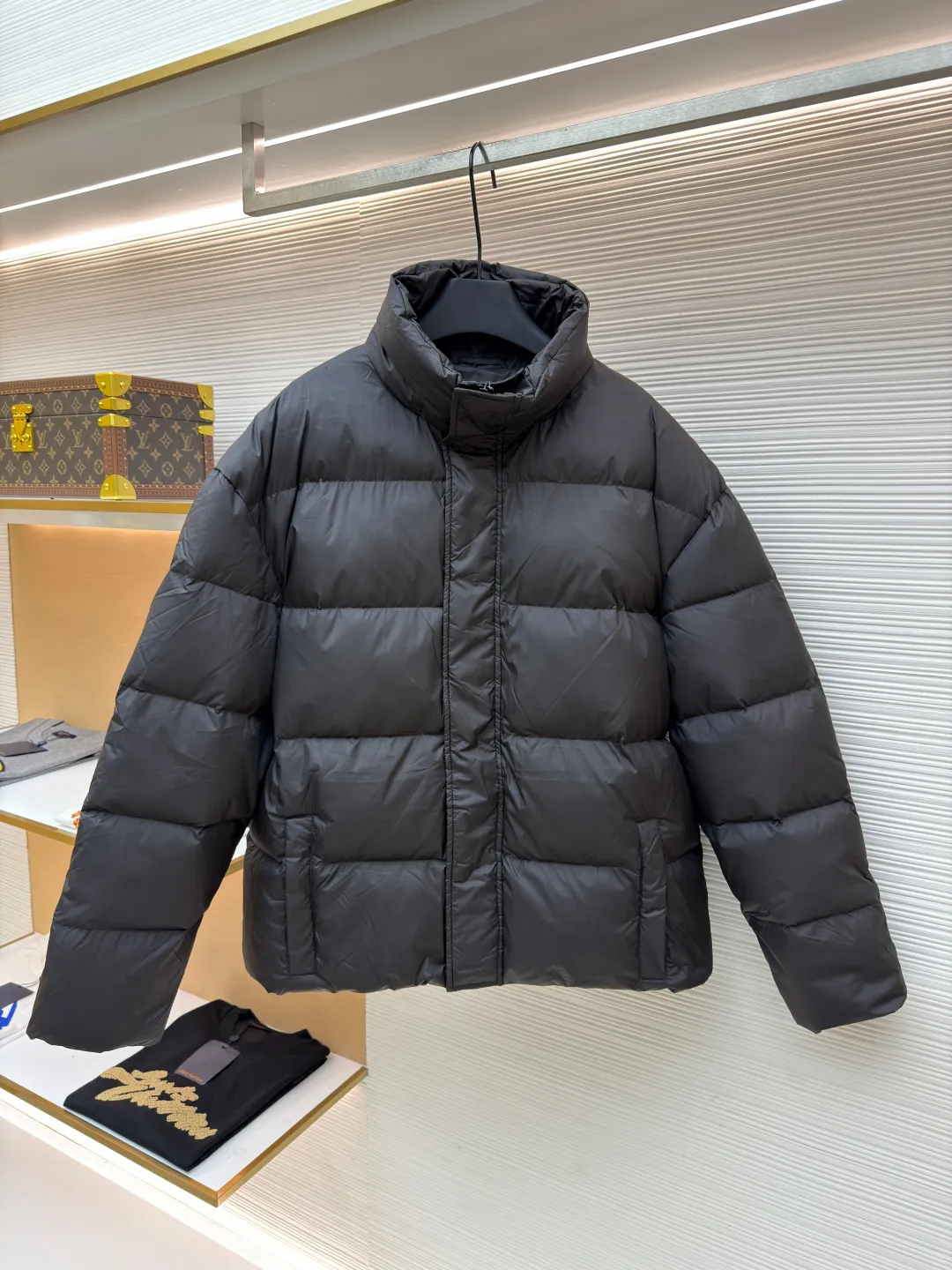Balenciaga Flame Print Stand Collar Down Jacket ●Original version: 24500 purchase and development ●Item number: 1681325-C55 ●Fabric: white duck down fabric ●Technology: mechanical down filling ●Color: black ●Version: fitted version ●Weight: about 855 grams ●Size: S-M-L-XL ●Description: Filled with high-quality down, 90 white duck down has high loft and excellent thermal insulation performance. It adopts unique tailoring and pattern design. The back uses an imported MECLO embroidery machine. The original pattern is scanned first and then high-quality silk thread is used to make a pattern. The density effect is adjusted by continuous pattern making. It can be matched with the same style to create a fashionable look, and can be used in various occasions. Customized accessories, complete with three standards, same style for men and women!