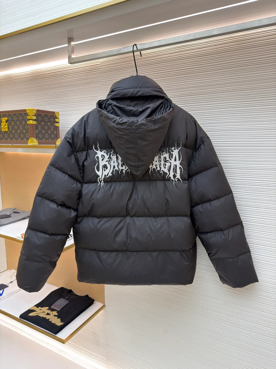 Balenciaga Flame Print Stand Collar Down Jacket ●Original version: 24500 purchase and development ●Item number: 1681325-C55 ●Fabric: white duck down fabric ●Technology: mechanical down filling ●Color: black ●Version: fitted version ●Weight: about 855 grams ●Size: S-M-L-XL ●Description: Filled with high-quality down, 90 white duck down has high loft and excellent thermal insulation performance. It adopts unique tailoring and pattern design. The back uses an imported MECLO embroidery machine. The original pattern is scanned first and then high-quality silk thread is used to make a pattern. The density effect is adjusted by continuous pattern making. It can be matched with the same style to create a fashionable look, and can be used in various occasions. Customized accessories, complete with three standards, same style for men and women!