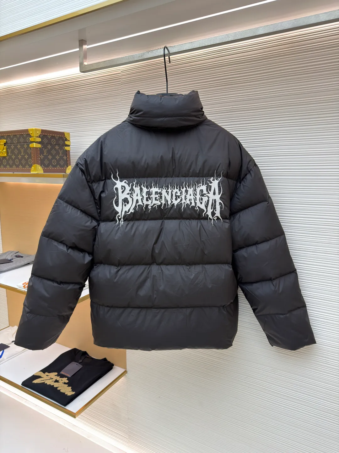 Balenciaga Flame Print Stand Collar Down Jacket ●Original version: 24500 purchase and development ●Item number: 1681325-C55 ●Fabric: white duck down fabric ●Technology: mechanical down filling ●Color: black ●Version: fitted version ●Weight: about 855 grams ●Size: S-M-L-XL ●Description: Filled with high-quality down, 90 white duck down has high loft and excellent thermal insulation performance. It adopts unique tailoring and pattern design. The back uses an imported MECLO embroidery machine. The original pattern is scanned first and then high-quality silk thread is used to make a pattern. The density effect is adjusted by continuous pattern making. It can be matched with the same style to create a fashionable look, and can be used in various occasions. Customized accessories, complete with three standards, same style for men and women!