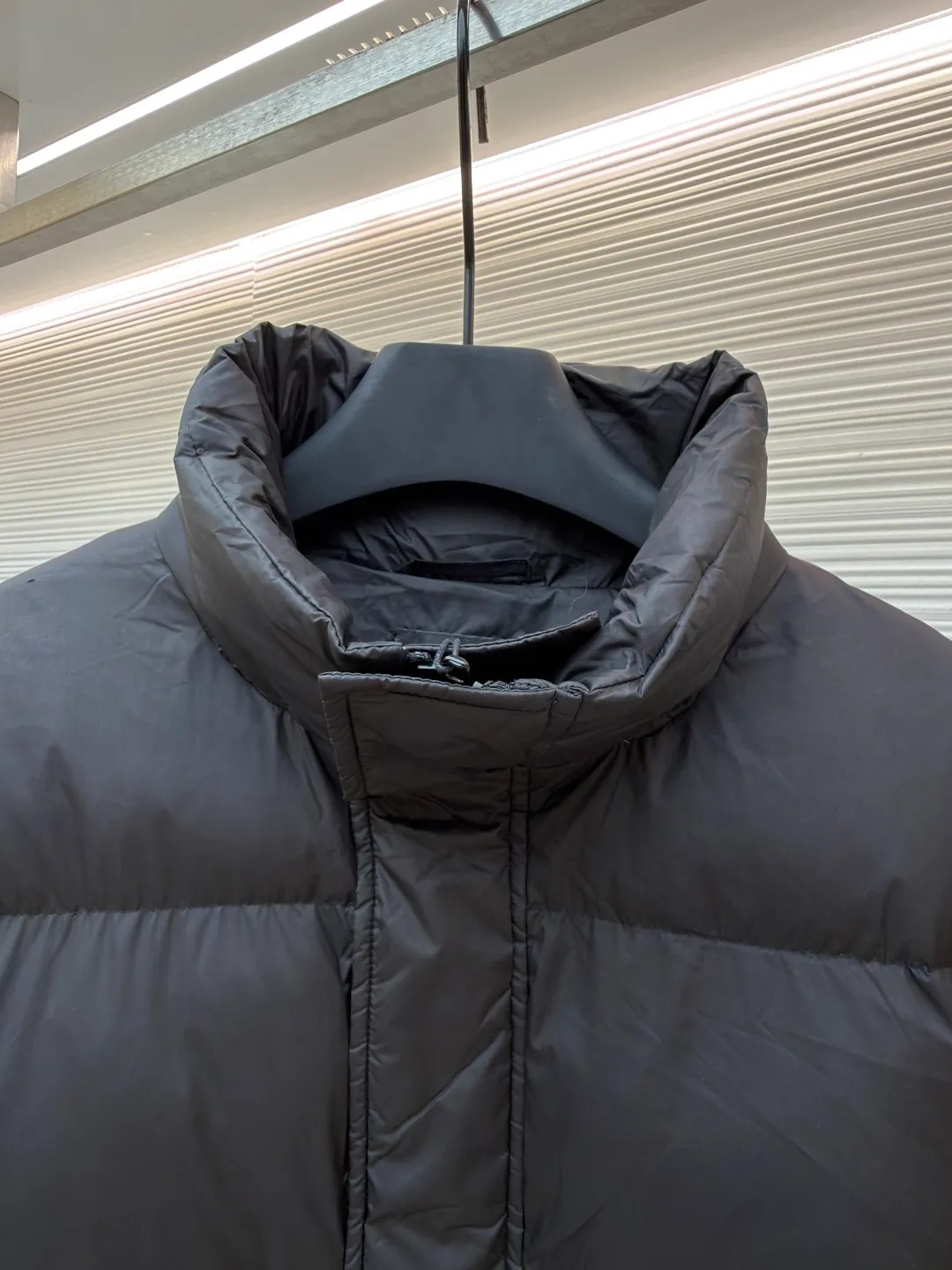 Balenciaga Flame Print Stand Collar Down Jacket ●Original version: 24500 purchase and development ●Item number: 1681325-C55 ●Fabric: white duck down fabric ●Technology: mechanical down filling ●Color: black ●Version: fitted version ●Weight: about 855 grams ●Size: S-M-L-XL ●Description: Filled with high-quality down, 90 white duck down has high loft and excellent thermal insulation performance. It adopts unique tailoring and pattern design. The back uses an imported MECLO embroidery machine. The original pattern is scanned first and then high-quality silk thread is used to make a pattern. The density effect is adjusted by continuous pattern making. It can be matched with the same style to create a fashionable look, and can be used in various occasions. Customized accessories, complete with three standards, same style for men and women!
