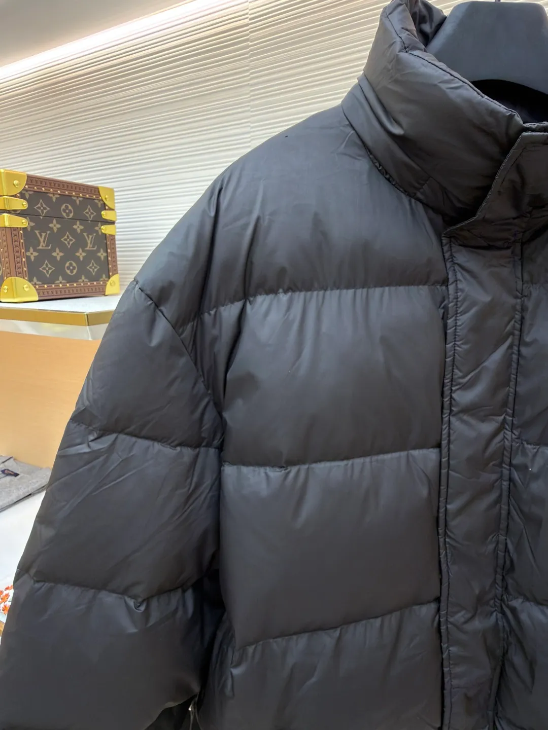 Balenciaga Flame Print Stand Collar Down Jacket ●Original version: 24500 purchase and development ●Item number: 1681325-C55 ●Fabric: white duck down fabric ●Technology: mechanical down filling ●Color: black ●Version: fitted version ●Weight: about 855 grams ●Size: S-M-L-XL ●Description: Filled with high-quality down, 90 white duck down has high loft and excellent thermal insulation performance. It adopts unique tailoring and pattern design. The back uses an imported MECLO embroidery machine. The original pattern is scanned first and then high-quality silk thread is used to make a pattern. The density effect is adjusted by continuous pattern making. It can be matched with the same style to create a fashionable look, and can be used in various occasions. Customized accessories, complete with three standards, same style for men and women!