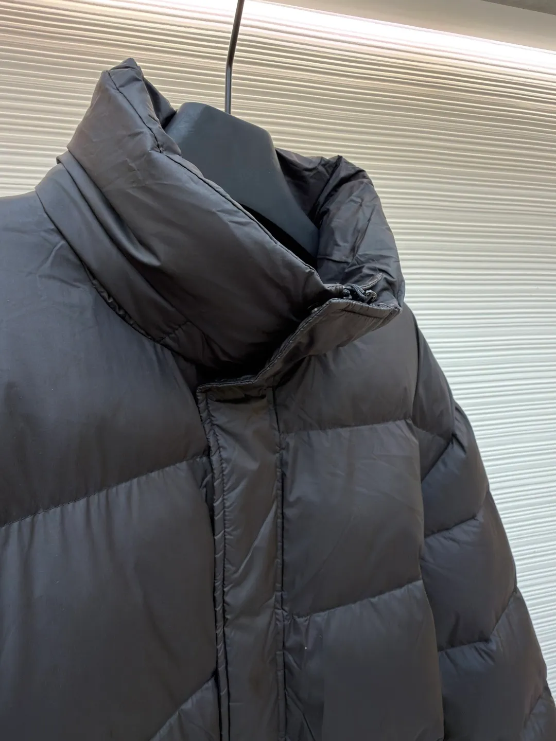Balenciaga Flame Print Stand Collar Down Jacket ●Original version: 24500 purchase and development ●Item number: 1681325-C55 ●Fabric: white duck down fabric ●Technology: mechanical down filling ●Color: black ●Version: fitted version ●Weight: about 855 grams ●Size: S-M-L-XL ●Description: Filled with high-quality down, 90 white duck down has high loft and excellent thermal insulation performance. It adopts unique tailoring and pattern design. The back uses an imported MECLO embroidery machine. The original pattern is scanned first and then high-quality silk thread is used to make a pattern. The density effect is adjusted by continuous pattern making. It can be matched with the same style to create a fashionable look, and can be used in various occasions. Customized accessories, complete with three standards, same style for men and women!