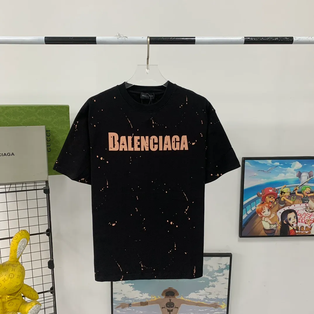 [Launched] Top tested version BALENCIAGA 23SS spring and summer new style splash-ink distressed pure cotton short-sleeved T-shirt. The craftsmanship adopts Kornit printing cracking effect. The front panel printing glue bursting effect uses imported transparent slurry to scrape the bottom to make the printing bursting feel uniform. (PS: If this process is missing, the printing will easily fall off in large areas after cracking) Precise craftsmanship and full of details. The fabric has been washed, with special BB logo printing effect, and the whole body is painted. The starting version of the pipe network is 280 grams of double yarn pure cotton fabric. Color: Gray Black White Size: XS－L P:260