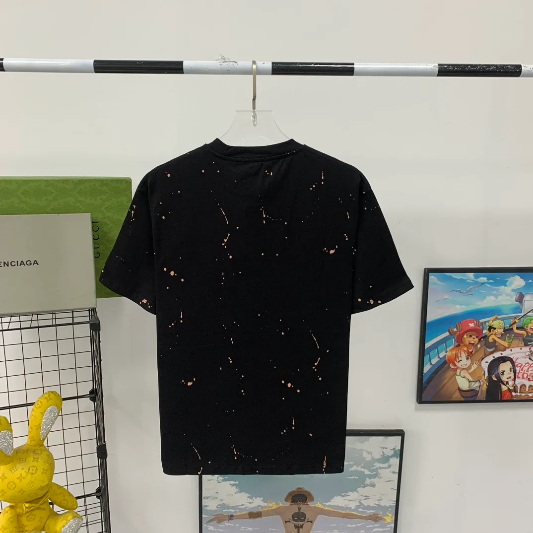 [Launched] Top tested version BALENCIAGA 23SS spring and summer new style splash-ink distressed pure cotton short-sleeved T-shirt. The craftsmanship adopts Kornit printing cracking effect. The front panel printing glue bursting effect uses imported transparent slurry to scrape the bottom to make the printing bursting feel uniform. (PS: If this process is missing, the printing will easily fall off in large areas after cracking) Precise craftsmanship and full of details. The fabric has been washed, with special BB logo printing effect, and the whole body is painted. The starting version of the pipe network is 280 grams of double yarn pure cotton fabric. Color: Gray Black White Size: XS－L P:260