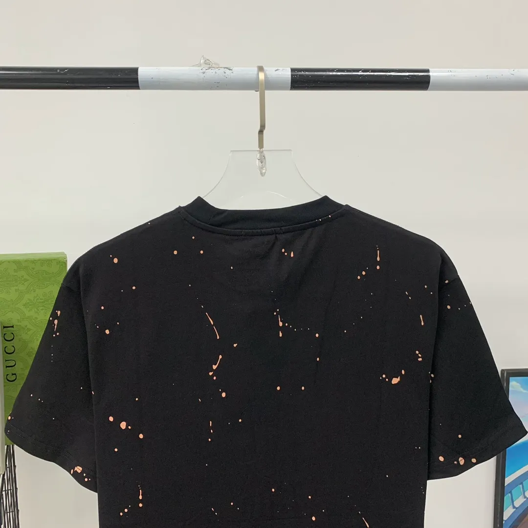 [Launched] Top tested version BALENCIAGA 23SS spring and summer new style splash-ink distressed pure cotton short-sleeved T-shirt. The craftsmanship adopts Kornit printing cracking effect. The front panel printing glue bursting effect uses imported transparent slurry to scrape the bottom to make the printing bursting feel uniform. (PS: If this process is missing, the printing will easily fall off in large areas after cracking) Precise craftsmanship and full of details. The fabric has been washed, with special BB logo printing effect, and the whole body is painted. The starting version of the pipe network is 280 grams of double yarn pure cotton fabric. Color: Gray Black White Size: XS－L P:260