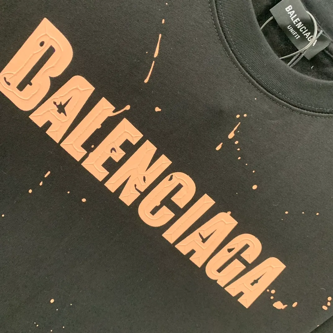 [Launched] Top tested version BALENCIAGA 23SS spring and summer new style splash-ink distressed pure cotton short-sleeved T-shirt. The craftsmanship adopts Kornit printing cracking effect. The front panel printing glue bursting effect uses imported transparent slurry to scrape the bottom to make the printing bursting feel uniform. (PS: If this process is missing, the printing will easily fall off in large areas after cracking) Precise craftsmanship and full of details. The fabric has been washed, with special BB logo printing effect, and the whole body is painted. The starting version of the pipe network is 280 grams of double yarn pure cotton fabric. Color: Gray Black White Size: XS－L P:260