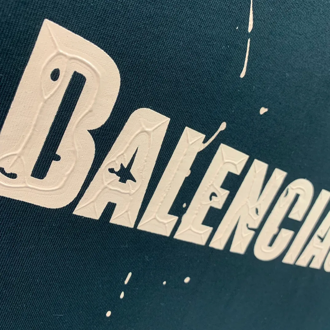 [Launched] Top tested version BALENCIAGA 23SS spring and summer new style splash-ink distressed pure cotton short-sleeved T-shirt. The craftsmanship adopts Kornit printing cracking effect. The front panel printing glue bursting effect uses imported transparent slurry to scrape the bottom to make the printing bursting feel uniform. (PS: If this process is missing, the printing will easily fall off in large areas after cracking) Precise craftsmanship and full of details. The fabric has been washed, with special BB logo printing effect, and the whole body is painted. The starting version of the pipe network is 280 grams of double yarn pure cotton fabric. Color: Gray Black White Size: XS－L P:260