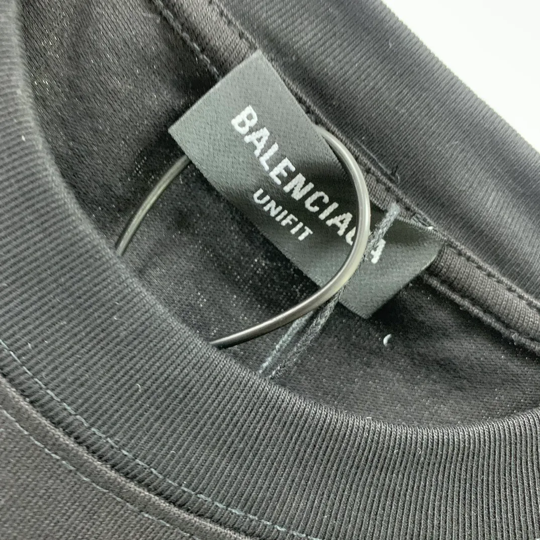 [Launched] Top tested version BALENCIAGA 23SS spring and summer new style splash-ink distressed pure cotton short-sleeved T-shirt. The craftsmanship adopts Kornit printing cracking effect. The front panel printing glue bursting effect uses imported transparent slurry to scrape the bottom to make the printing bursting feel uniform. (PS: If this process is missing, the printing will easily fall off in large areas after cracking) Precise craftsmanship and full of details. The fabric has been washed, with special BB logo printing effect, and the whole body is painted. The starting version of the pipe network is 280 grams of double yarn pure cotton fabric. Color: Gray Black White Size: XS－L P:260