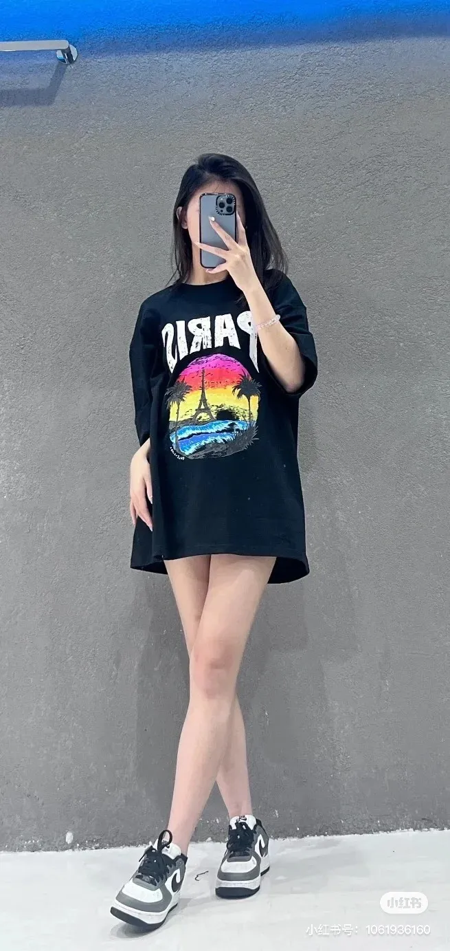 ♻️💯Upper body reference model picture❤️Top tested version 𝐁A𝐋EN𝐂IA𝐆A/Balenciaga Sunset Paris Eiffel Tower T-shirt Fabric: Double yarn 32 counts 240g - counter synchronization #The highest version on the market The original development of custom-woven fabrics is washed and treated. The texture is full of thickness and different from market products. Highly restored #Original mold opening Use imported elliptical machine printing Every print is neatly aligned and has no burrs Hand-printed front and rear platens. Precision mesh production screen. Imported environmentally friendly pulp squeegee. Letters are clearly restored. Letter spacing. The size is consistent with the original version. Highly restored 24ss. Best-selling model on the market. Same style for men and women. Size: xs s m l. Color: white black P: 290