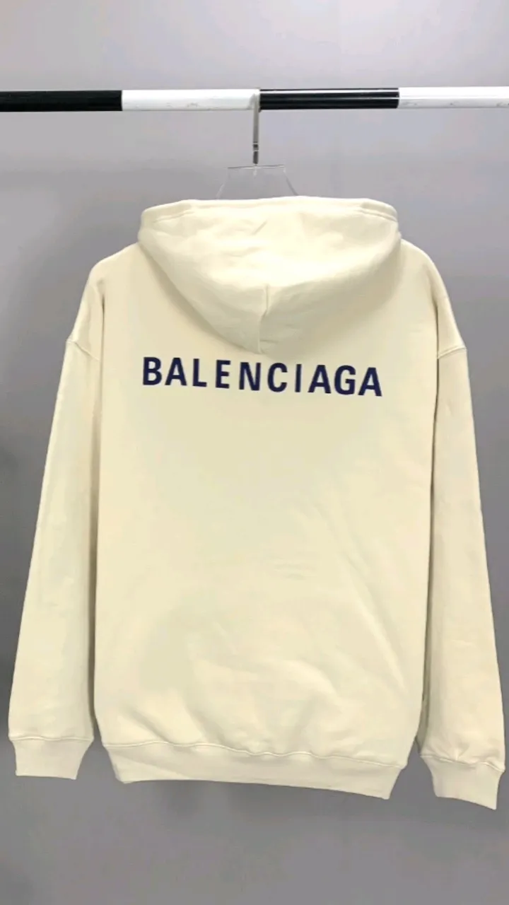 Real shot of the video——-The top version of BALENCIAGA with large LOGO on the back and basic letters, pure cotton loose fit for male and female couples, the same fashion brand high-end hooded sweatshirt. The god of simplicity in Paris, a volume sought after by many stars. Lisa’s favorite basic short-sleeved Paris style, which has a very high appearance rate. Wear alone, paired with jeans, shorts, and sweatpants, it's a versatile style. Xiaohongshu, a hot item on INS, a must-have for Paris fans.  The printing uses white glue as a base, coupled with Kornit direct injection, which ensures the anchorage of the printing and machine washing without any pressure. However, everyone should pay attention to something. The printing of this model is not thick glue, and the printing surface is not shiny. Please pay attention to the importance of version. Don't make a pattern based on the pictures. If you don't have the original version, you won't be able to make it look one to one like the original version. At most, you can just make a look. It's just a piece of clothing without a soul. The fabric is made of 480g combed cotton terry fabric, and the threads and fabric are custom-woven and dyed in the same style, with no color difference.  A complete set of customized tags, collar tags, washed, plastic bags, and most importantly, a complete set of bags, tag codes, and codes are all authentic.  Color: Apricot Size: XS-L P:450