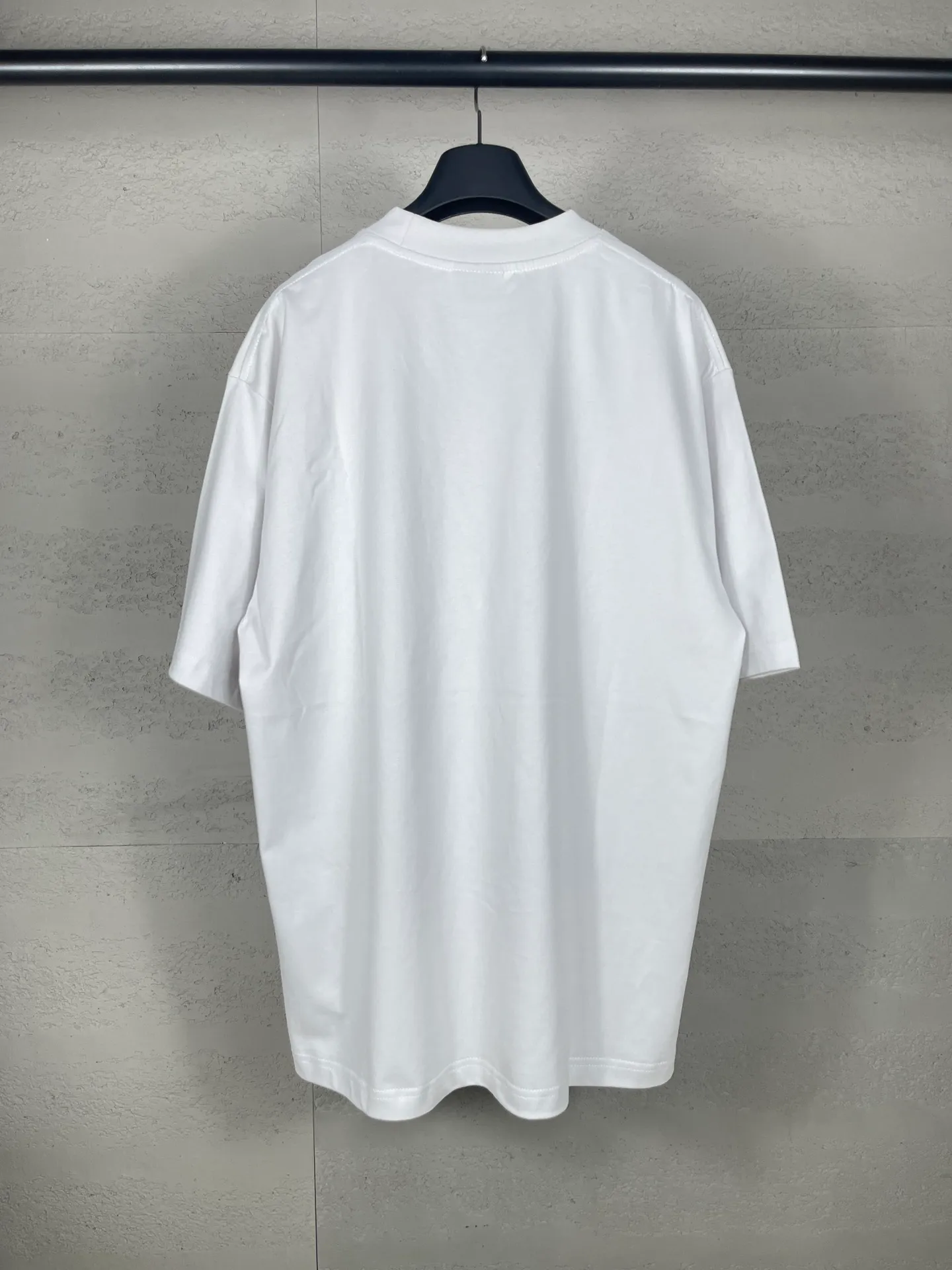 🅿️180 real photos [Top version. Official website quality] BALENCI*GA/Paris.SS24 latest model, front I Love Paris& Balenciaxx art printed short-sleeved T-shirt. Brick cabinet synchronization. Genuine product developed in the first time, happy to print and compare! The fabric is made of Paris ZP custom-woven and dyed cotton double yarn. Weighing 260 grams, the cloth surface is clean. The cloth pattern is clear, soft and comfortable. The threads are dyed with no color difference. The printing uses environmentally friendly imported materials. The letters are clear and the effect is three-dimensional. The version adopts OS loose shoulder design. Same style for men and women. Code: BL223395 Color: off-white, black, floral gray Size: XS S M L