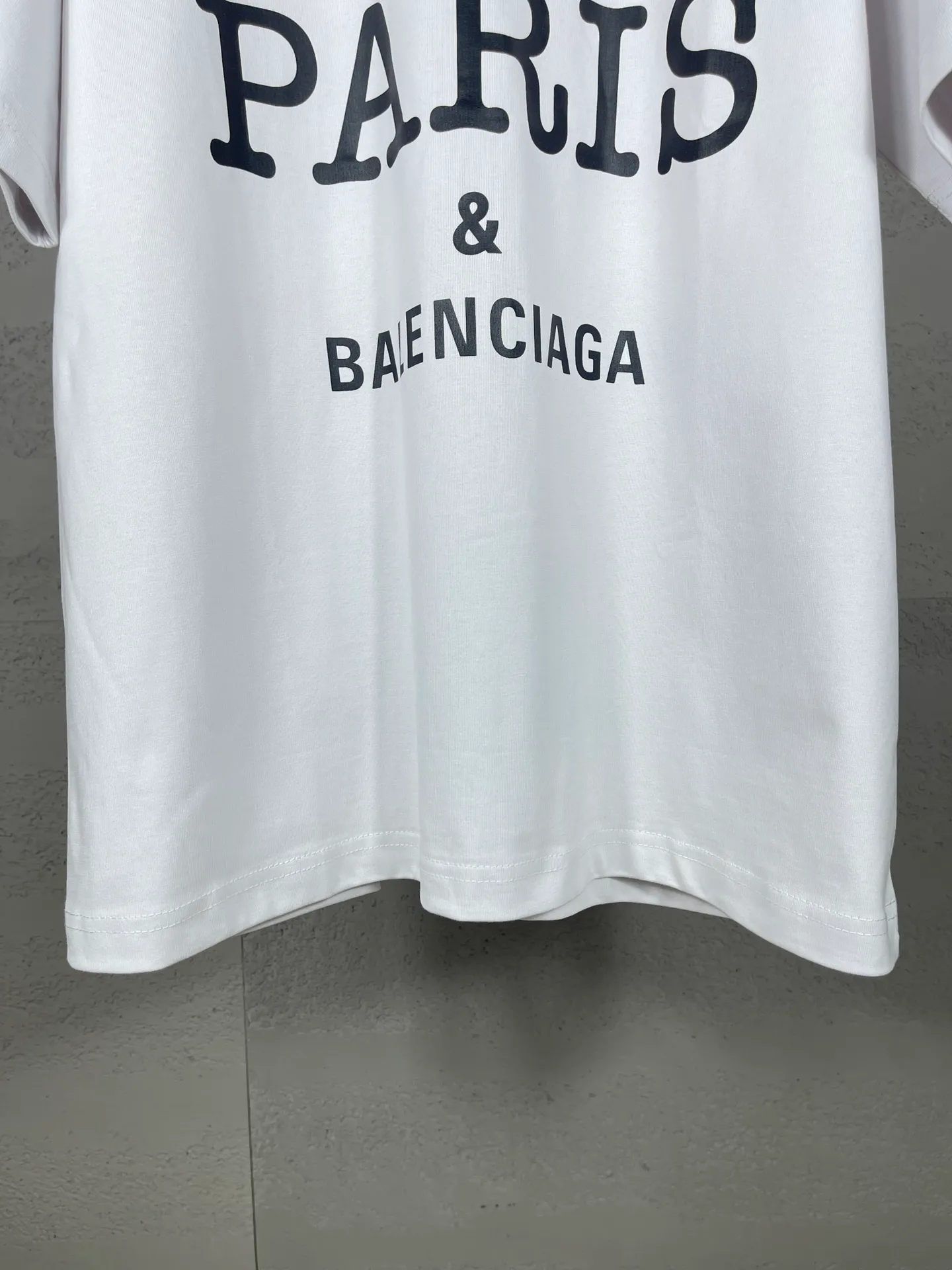 🅿️180 real photos [Top version. Official website quality] BALENCI*GA/Paris.SS24 latest model, front I Love Paris& Balenciaxx art printed short-sleeved T-shirt. Brick cabinet synchronization. Genuine product developed in the first time, happy to print and compare! The fabric is made of Paris ZP custom-woven and dyed cotton double yarn. Weighing 260 grams, the cloth surface is clean. The cloth pattern is clear, soft and comfortable. The threads are dyed with no color difference. The printing uses environmentally friendly imported materials. The letters are clear and the effect is three-dimensional. The version adopts OS loose shoulder design. Same style for men and women. Code: BL223395 Color: off-white, black, floral gray Size: XS S M L