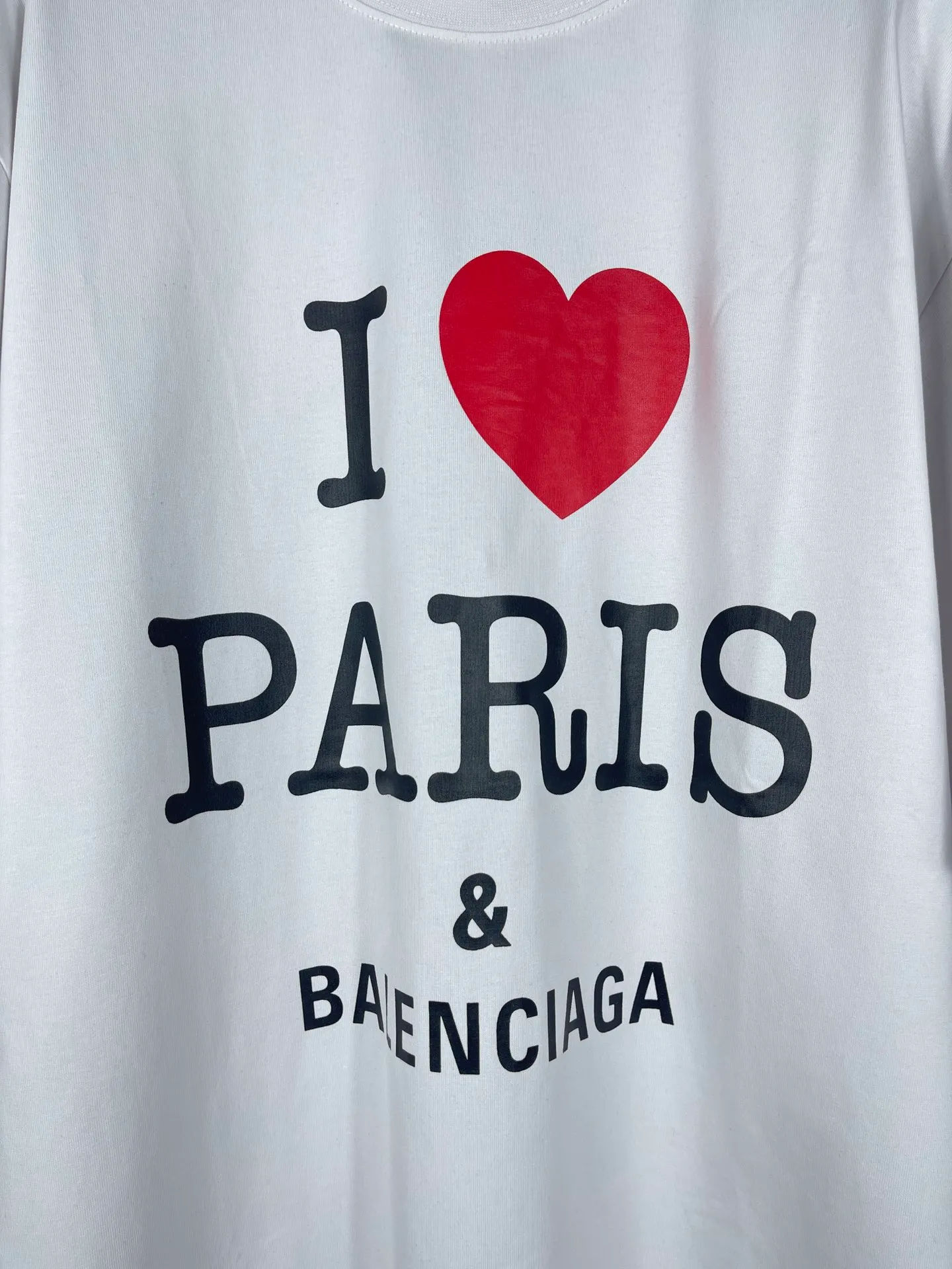 🅿️180 real photos [Top version. Official website quality] BALENCI*GA/Paris.SS24 latest model, front I Love Paris& Balenciaxx art printed short-sleeved T-shirt. Brick cabinet synchronization. Genuine product developed in the first time, happy to print and compare! The fabric is made of Paris ZP custom-woven and dyed cotton double yarn. Weighing 260 grams, the cloth surface is clean. The cloth pattern is clear, soft and comfortable. The threads are dyed with no color difference. The printing uses environmentally friendly imported materials. The letters are clear and the effect is three-dimensional. The version adopts OS loose shoulder design. Same style for men and women. Code: BL223395 Color: off-white, black, floral gray Size: XS S M L