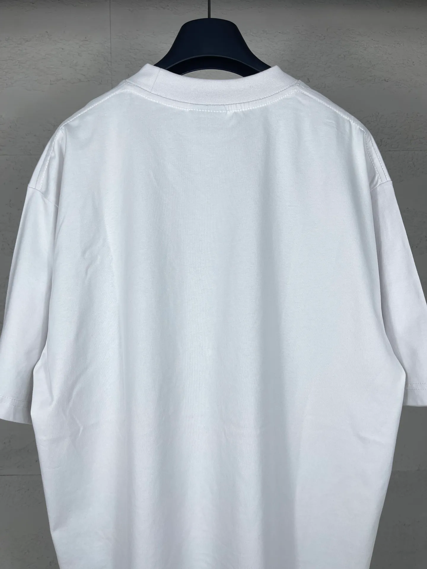 🅿️180 real photos [Top version. Official website quality] BALENCI*GA/Paris.SS24 latest model, front I Love Paris& Balenciaxx art printed short-sleeved T-shirt. Brick cabinet synchronization. Genuine product developed in the first time, happy to print and compare! The fabric is made of Paris ZP custom-woven and dyed cotton double yarn. Weighing 260 grams, the cloth surface is clean. The cloth pattern is clear, soft and comfortable. The threads are dyed with no color difference. The printing uses environmentally friendly imported materials. The letters are clear and the effect is three-dimensional. The version adopts OS loose shoulder design. Same style for men and women. Code: BL223395 Color: off-white, black, floral gray Size: XS S M L