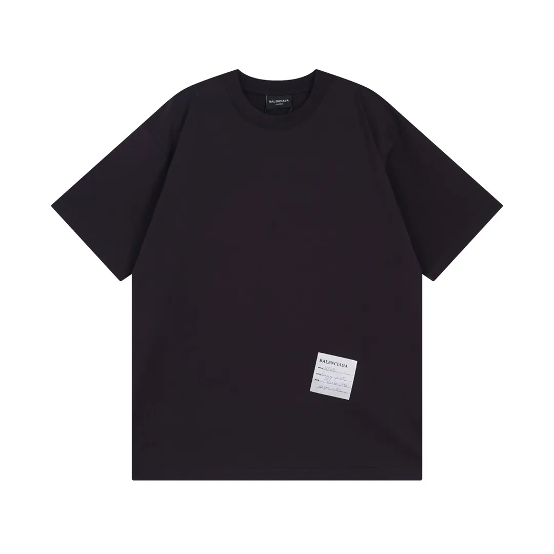 🅿️166 Detailed picture [Top version. Official website quality] BALENCI*GA/Paris. 2024 new style. Short-sleeved T-shirt with sticky notes on the hem. The sticky notes are customized according to Y board quality, and the unique color of the fabric is customized and dyed according to the original product, unlike the ordinary black fabrics on the market. Brick cabinets are synchronized. Genuine products are developed at the first time, and you can print and compare! The fabric is made of Paris ZP custom-woven and dyed cotton double yarn. Weighing 260 grams, the cloth surface is clean. The cloth pattern is clear, soft and comfortable. The threads are dyed with no color difference. The sticky note labels are made of original imported labels and should not turn yellow or fall off. The version adopts OS loose shoulder design. Same style for men and women. Code: BL223356 Color: dark purple, white, yellow. Size: XS to L