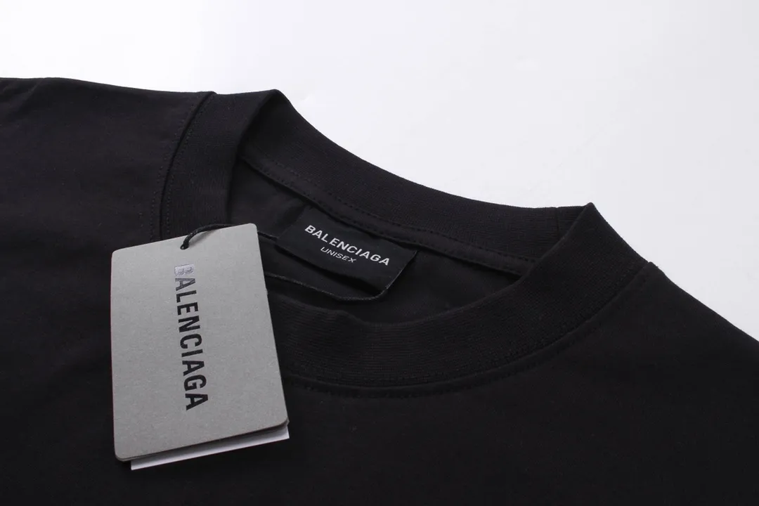 🅿️166 Detailed picture [Top version. Official website quality] BALENCI*GA/Paris. 2024 new style. Short-sleeved T-shirt with sticky notes on the hem. The sticky notes are customized according to Y board quality, and the unique color of the fabric is customized and dyed according to the original product, unlike the ordinary black fabrics on the market. Brick cabinets are synchronized. Genuine products are developed at the first time, and you can print and compare! The fabric is made of Paris ZP custom-woven and dyed cotton double yarn. Weighing 260 grams, the cloth surface is clean. The cloth pattern is clear, soft and comfortable. The threads are dyed with no color difference. The sticky note labels are made of original imported labels and should not turn yellow or fall off. The version adopts OS loose shoulder design. Same style for men and women. Code: BL223356 Color: dark purple, white, yellow. Size: XS to L