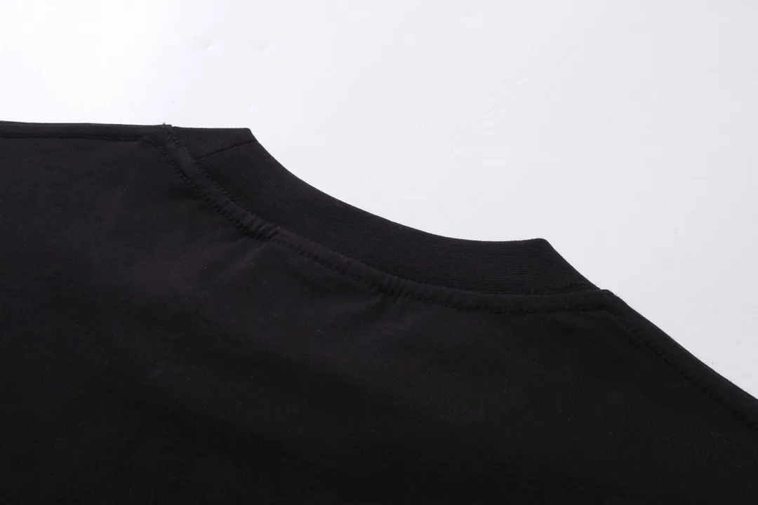🅿️166 Detailed picture [Top version. Official website quality] BALENCI*GA/Paris. 2024 new style. Short-sleeved T-shirt with sticky notes on the hem. The sticky notes are customized according to Y board quality, and the unique color of the fabric is customized and dyed according to the original product, unlike the ordinary black fabrics on the market. Brick cabinets are synchronized. Genuine products are developed at the first time, and you can print and compare! The fabric is made of Paris ZP custom-woven and dyed cotton double yarn. Weighing 260 grams, the cloth surface is clean. The cloth pattern is clear, soft and comfortable. The threads are dyed with no color difference. The sticky note labels are made of original imported labels and should not turn yellow or fall off. The version adopts OS loose shoulder design. Same style for men and women. Code: BL223356 Color: dark purple, white, yellow. Size: XS to L