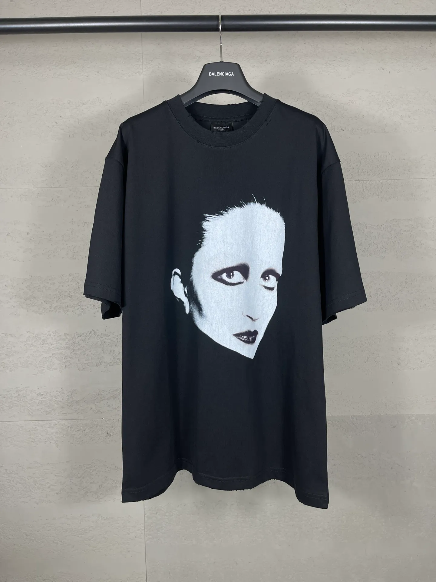🅿️200 Actual pictures [Top version. Official website quality] BALENCI*GA/Paris co-branded musician Mini front and rear direct-injection printing worn distressed limited edition short-sleeved T-shirt #With NFC chip inside the back collar SS24 latest style. Research and development at the first time, different market currencies. Comparisons welcome. The fabric is made of Paris ZP custom-woven and dyed cotton double yarn. Weighing 260 grams, the cloth surface is clean. The cloth pattern is clear, soft and comfortable. The threads are dyed with no color difference. Printing adopts computer direct printing. The garments are washed and worn to make them look old. Chip included in back collar. Jubie market currency. Welcome to compare. The version adopts OS loose shoulder design. Same style for men and women. Code: BL223611 Color: Black Size: XS S M L
