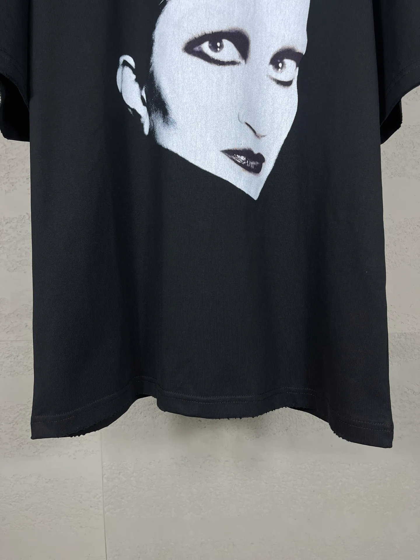 🅿️200 Actual pictures [Top version. Official website quality] BALENCI*GA/Paris co-branded musician Mini front and rear direct-injection printing worn distressed limited edition short-sleeved T-shirt #With NFC chip inside the back collar SS24 latest style. Research and development at the first time, different market currencies. Comparisons welcome. The fabric is made of Paris ZP custom-woven and dyed cotton double yarn. Weighing 260 grams, the cloth surface is clean. The cloth pattern is clear, soft and comfortable. The threads are dyed with no color difference. Printing adopts computer direct printing. The garments are washed and worn to make them look old. Chip included in back collar. Jubie market currency. Welcome to compare. The version adopts OS loose shoulder design. Same style for men and women. Code: BL223611 Color: Black Size: XS S M L