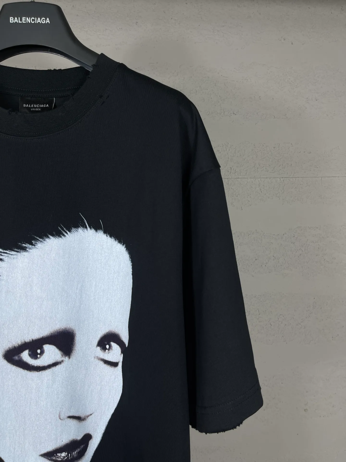 🅿️200 Actual pictures [Top version. Official website quality] BALENCI*GA/Paris co-branded musician Mini front and rear direct-injection printing worn distressed limited edition short-sleeved T-shirt #With NFC chip inside the back collar SS24 latest style. Research and development at the first time, different market currencies. Comparisons welcome. The fabric is made of Paris ZP custom-woven and dyed cotton double yarn. Weighing 260 grams, the cloth surface is clean. The cloth pattern is clear, soft and comfortable. The threads are dyed with no color difference. Printing adopts computer direct printing. The garments are washed and worn to make them look old. Chip included in back collar. Jubie market currency. Welcome to compare. The version adopts OS loose shoulder design. Same style for men and women. Code: BL223611 Color: Black Size: XS S M L