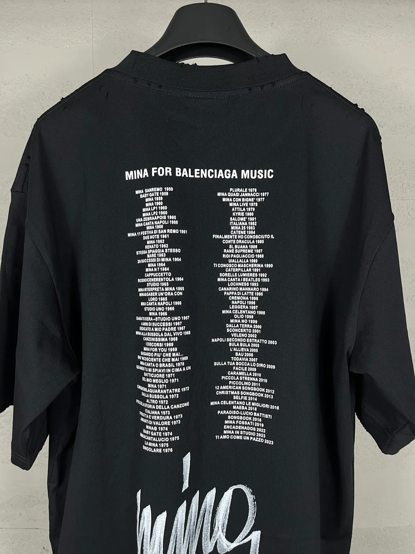 🅿️200 Actual pictures [Top version. Official website quality] BALENCI*GA/Paris co-branded musician Mini front and rear direct-injection printing worn distressed limited edition short-sleeved T-shirt #With NFC chip inside the back collar SS24 latest style. Research and development at the first time, different market currencies. Comparisons welcome. The fabric is made of Paris ZP custom-woven and dyed cotton double yarn. Weighing 260 grams, the cloth surface is clean. The cloth pattern is clear, soft and comfortable. The threads are dyed with no color difference. Printing adopts computer direct printing. The garments are washed and worn to make them look old. Chip included in back collar. Jubie market currency. Welcome to compare. The version adopts OS loose shoulder design. Same style for men and women. Code: BL223611 Color: Black Size: XS S M L