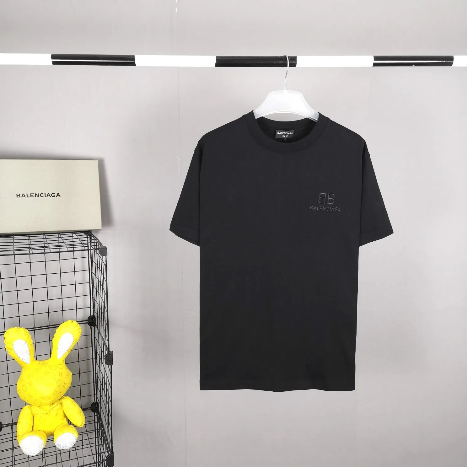 [Top tested version] BALENCIAGA back BB spray-painted luminous fluorescent cotton loose loose short-sleeved T-shirt for men and women couples. The graffiti BB on the back is simply amazing! The design of the luminous logo and the cool visual effects make it the brightest star at night. Do you want to own the same model every minute? The luminous effect will be perfect in the dark after being fully exposed to the light and absorbing the light source. Balenciaga uses a new double B logo and a simple embroidered logo to be low-key embellishment on T-shirts. When night falls, you are the most handsome boy on the street. The printing is made by adding imported environmentally friendly fluorescent agents, and the customized templates are hand-sprayed to create a visual illusion effect on the edges of the printing. The luminous effect is excellent. The chest printing is also produced using Japanese Tajima embroidery, with high precision and clear and neat letters. A full set of genuine one-to-one hangtags, code labels, washing, main wheat, and packaging! The fabric is made of 24S 280g double yarn fabric, which has good sweat absorption, breathability and full drape. Color: Black Size: XS-L P:260