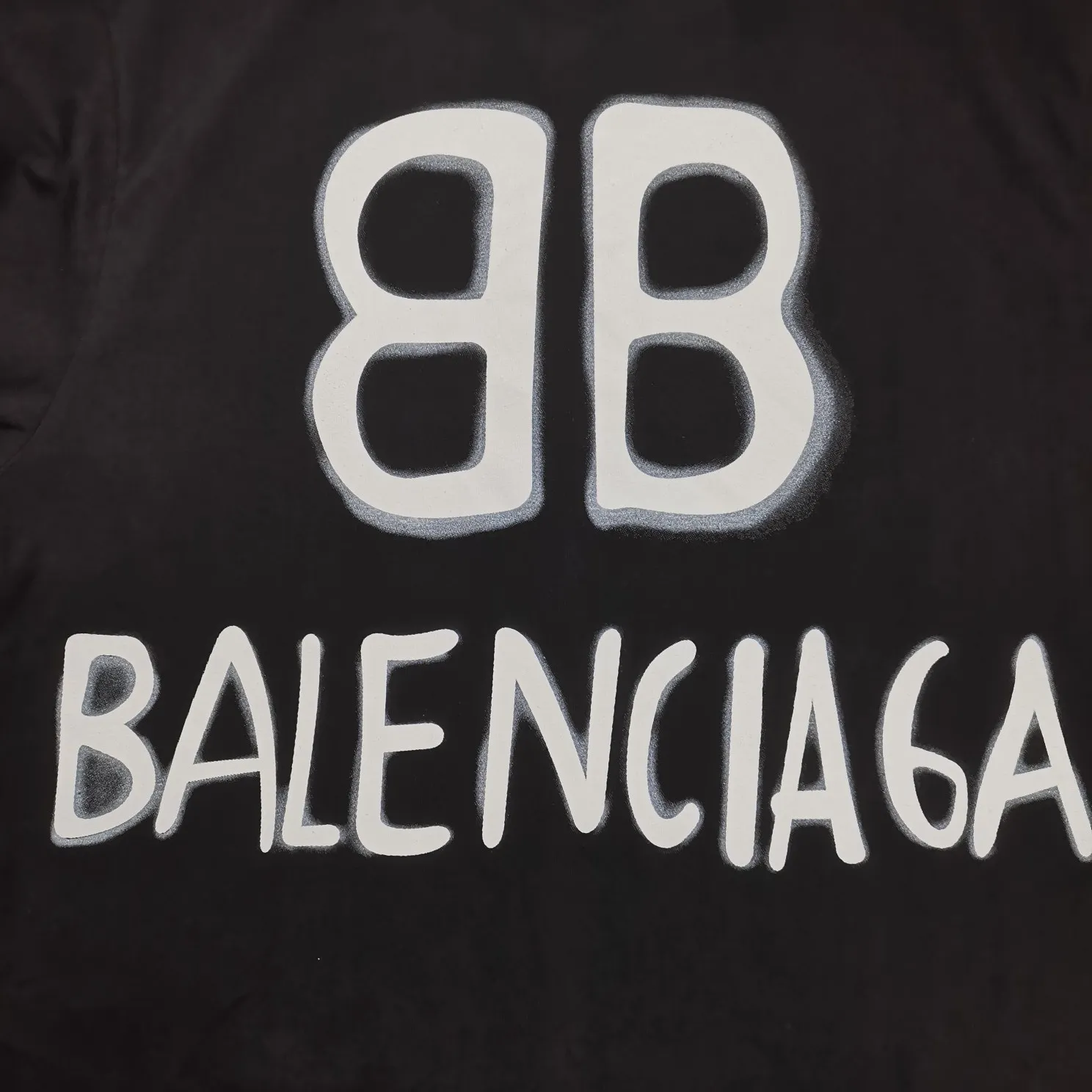 [Top tested version] BALENCIAGA back BB spray-painted luminous fluorescent cotton loose loose short-sleeved T-shirt for men and women couples. The graffiti BB on the back is simply amazing! The design of the luminous logo and the cool visual effects make it the brightest star at night. Do you want to own the same model every minute? The luminous effect will be perfect in the dark after being fully exposed to the light and absorbing the light source. Balenciaga uses a new double B logo and a simple embroidered logo to be low-key embellishment on T-shirts. When night falls, you are the most handsome boy on the street. The printing is made by adding imported environmentally friendly fluorescent agents, and the customized templates are hand-sprayed to create a visual illusion effect on the edges of the printing. The luminous effect is excellent. The chest printing is also produced using Japanese Tajima embroidery, with high precision and clear and neat letters. A full set of genuine one-to-one hangtags, code labels, washing, main wheat, and packaging! The fabric is made of 24S 280g double yarn fabric, which has good sweat absorption, breathability and full drape. Color: Black Size: XS-L P:260