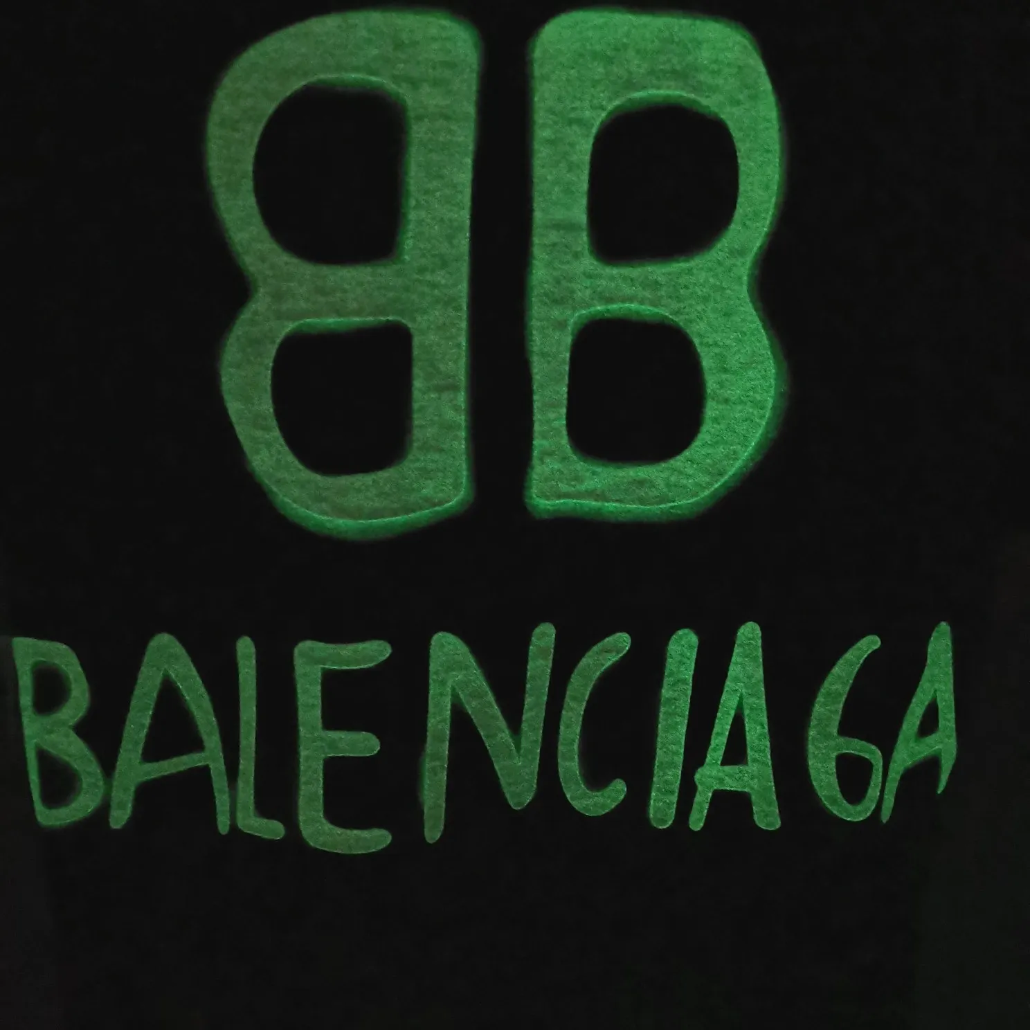 [Top tested version] BALENCIAGA back BB spray-painted luminous fluorescent cotton loose loose short-sleeved T-shirt for men and women couples. The graffiti BB on the back is simply amazing! The design of the luminous logo and the cool visual effects make it the brightest star at night. Do you want to own the same model every minute? The luminous effect will be perfect in the dark after being fully exposed to the light and absorbing the light source. Balenciaga uses a new double B logo and a simple embroidered logo to be low-key embellishment on T-shirts. When night falls, you are the most handsome boy on the street. The printing is made by adding imported environmentally friendly fluorescent agents, and the customized templates are hand-sprayed to create a visual illusion effect on the edges of the printing. The luminous effect is excellent. The chest printing is also produced using Japanese Tajima embroidery, with high precision and clear and neat letters. A full set of genuine one-to-one hangtags, code labels, washing, main wheat, and packaging! The fabric is made of 24S 280g double yarn fabric, which has good sweat absorption, breathability and full drape. Color: Black Size: XS-L P:260