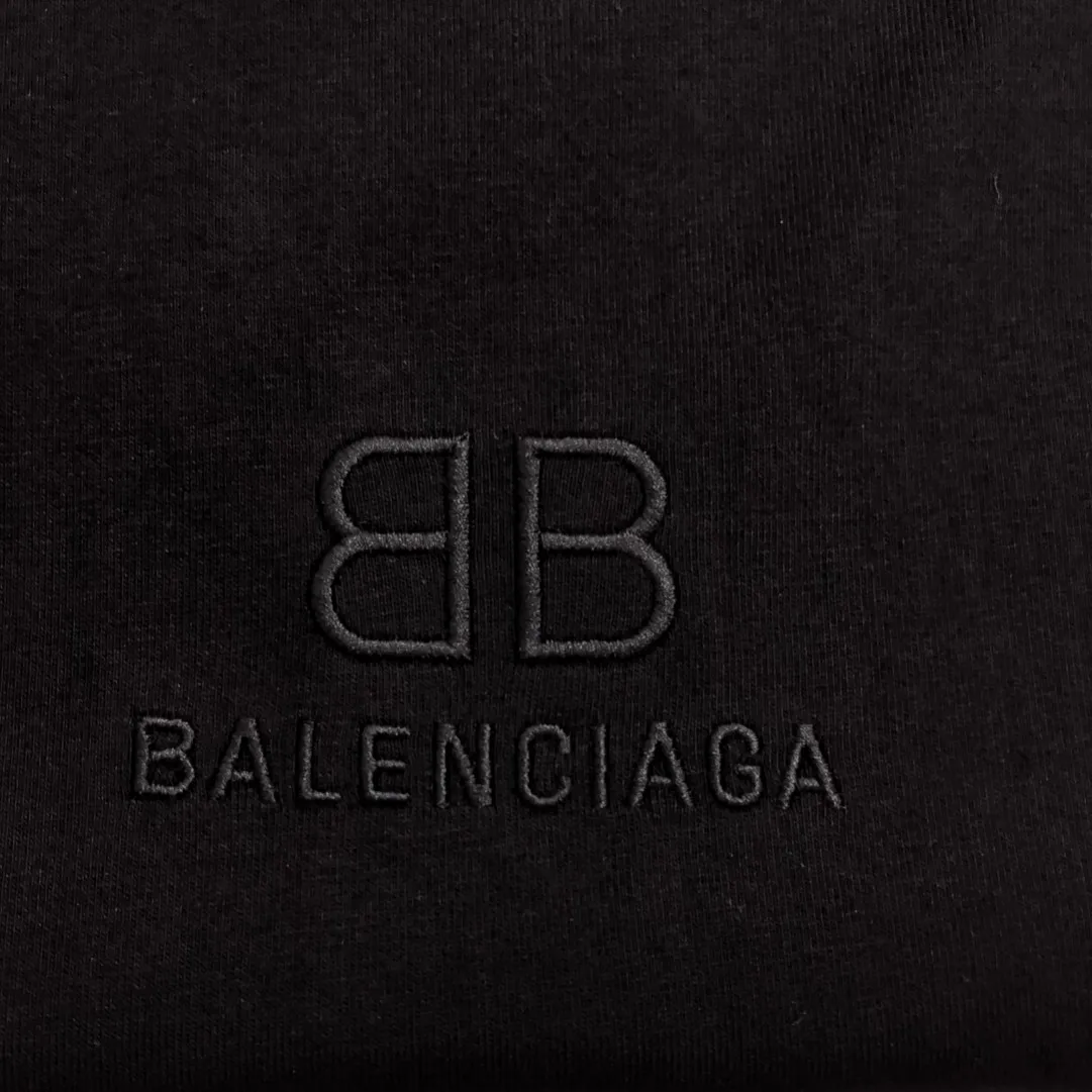 [Top tested version] BALENCIAGA back BB spray-painted luminous fluorescent cotton loose loose short-sleeved T-shirt for men and women couples. The graffiti BB on the back is simply amazing! The design of the luminous logo and the cool visual effects make it the brightest star at night. Do you want to own the same model every minute? The luminous effect will be perfect in the dark after being fully exposed to the light and absorbing the light source. Balenciaga uses a new double B logo and a simple embroidered logo to be low-key embellishment on T-shirts. When night falls, you are the most handsome boy on the street. The printing is made by adding imported environmentally friendly fluorescent agents, and the customized templates are hand-sprayed to create a visual illusion effect on the edges of the printing. The luminous effect is excellent. The chest printing is also produced using Japanese Tajima embroidery, with high precision and clear and neat letters. A full set of genuine one-to-one hangtags, code labels, washing, main wheat, and packaging! The fabric is made of 24S 280g double yarn fabric, which has good sweat absorption, breathability and full drape. Color: Black Size: XS-L P:260