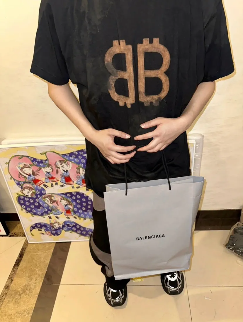 🎀Hot model pictures🎀【New arrival】Top version BALENCIAGA 23SS distressed and dirty orange double B mud dyed orange BB printed round neck pure cotton short-sleeved T-shirts for male and female couples stars. Use special dirty and distressed technology, artificially painted double B pattern, pure cotton soft fabric, color contrast dyeing fabric, ultra-fine flat screen printing process, full of fashion sense, custom dyeing pure cotton fabric 260g heavy worsted, breathable cotton fabric contrast dyeing The feel of cotton is strong at first hand. The yp version has not been changed. The small collar + short cuffs can be worn to create the effect of the model's upper body. The double B letter pattern is designed with old elements to create a dirty effect. Thermosetting ink printing uses chemical ink as the pigment. It needs high temperature drying to solidify the ink on the fabric. The unique dirty and holey old effect. The heavy pure cotton material is deliberately treated with local parts to create the effect of wear and tear, combined with the rust stains and pollution color effects to create a polluted appearance. Color; Black Size; XS-L p:280