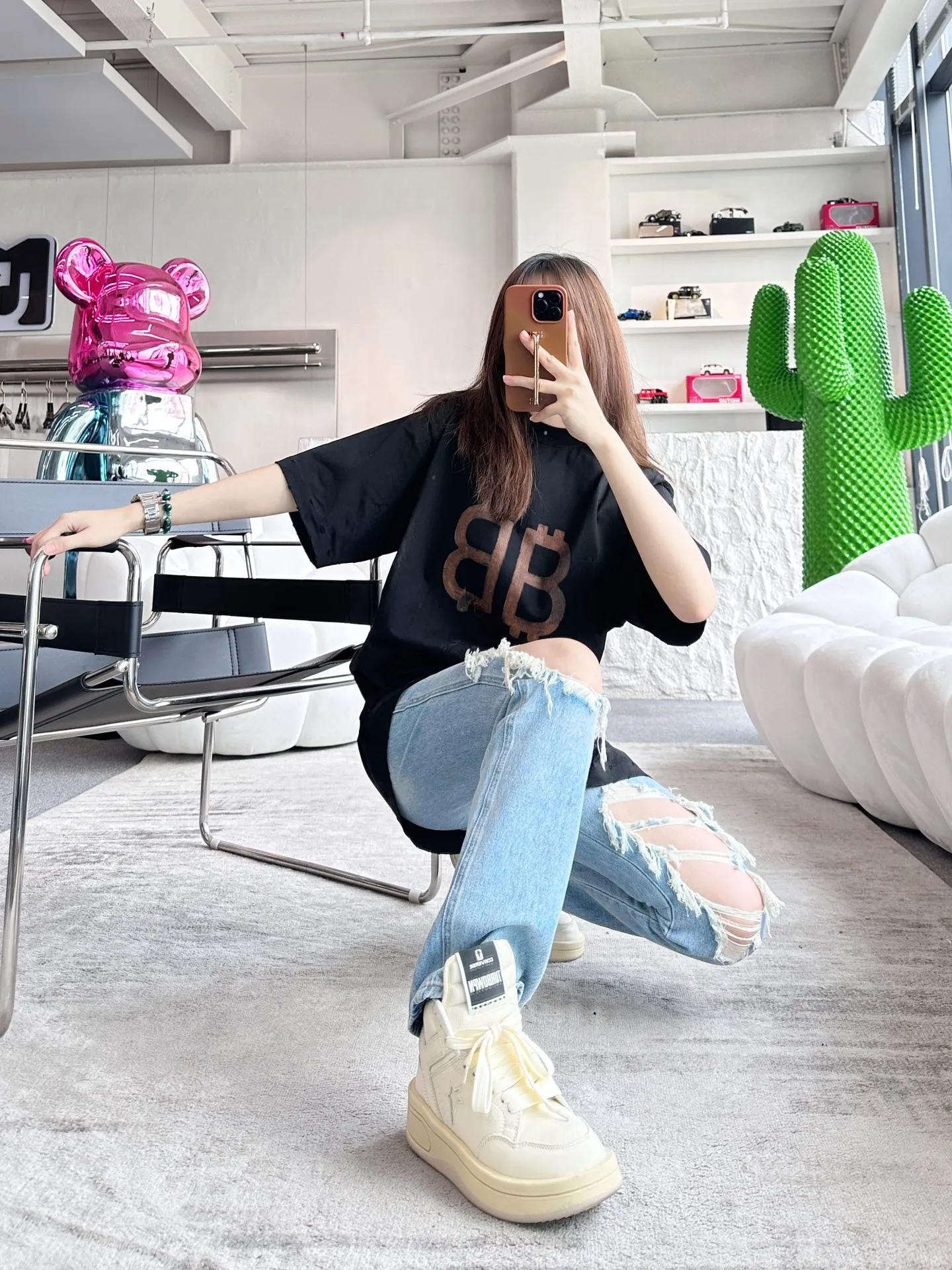 🎀Hot model pictures🎀【New arrival】Top version BALENCIAGA 23SS distressed and dirty orange double B mud dyed orange BB printed round neck pure cotton short-sleeved T-shirts for male and female couples stars. Use special dirty and distressed technology, artificially painted double B pattern, pure cotton soft fabric, color contrast dyeing fabric, ultra-fine flat screen printing process, full of fashion sense, custom dyeing pure cotton fabric 260g heavy worsted, breathable cotton fabric contrast dyeing The feel of cotton is strong at first hand. The yp version has not been changed. The small collar + short cuffs can be worn to create the effect of the model's upper body. The double B letter pattern is designed with old elements to create a dirty effect. Thermosetting ink printing uses chemical ink as the pigment. It needs high temperature drying to solidify the ink on the fabric. The unique dirty and holey old effect. The heavy pure cotton material is deliberately treated with local parts to create the effect of wear and tear, combined with the rust stains and pollution color effects to create a polluted appearance. Color; Black Size; XS-L p:280