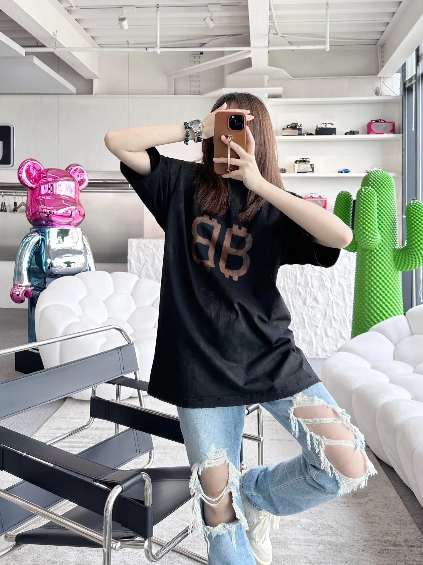 🎀Hot model pictures🎀【New arrival】Top version BALENCIAGA 23SS distressed and dirty orange double B mud dyed orange BB printed round neck pure cotton short-sleeved T-shirts for male and female couples stars. Use special dirty and distressed technology, artificially painted double B pattern, pure cotton soft fabric, color contrast dyeing fabric, ultra-fine flat screen printing process, full of fashion sense, custom dyeing pure cotton fabric 260g heavy worsted, breathable cotton fabric contrast dyeing The feel of cotton is strong at first hand. The yp version has not been changed. The small collar + short cuffs can be worn to create the effect of the model's upper body. The double B letter pattern is designed with old elements to create a dirty effect. Thermosetting ink printing uses chemical ink as the pigment. It needs high temperature drying to solidify the ink on the fabric. The unique dirty and holey old effect. The heavy pure cotton material is deliberately treated with local parts to create the effect of wear and tear, combined with the rust stains and pollution color effects to create a polluted appearance. Color; Black Size; XS-L p:280