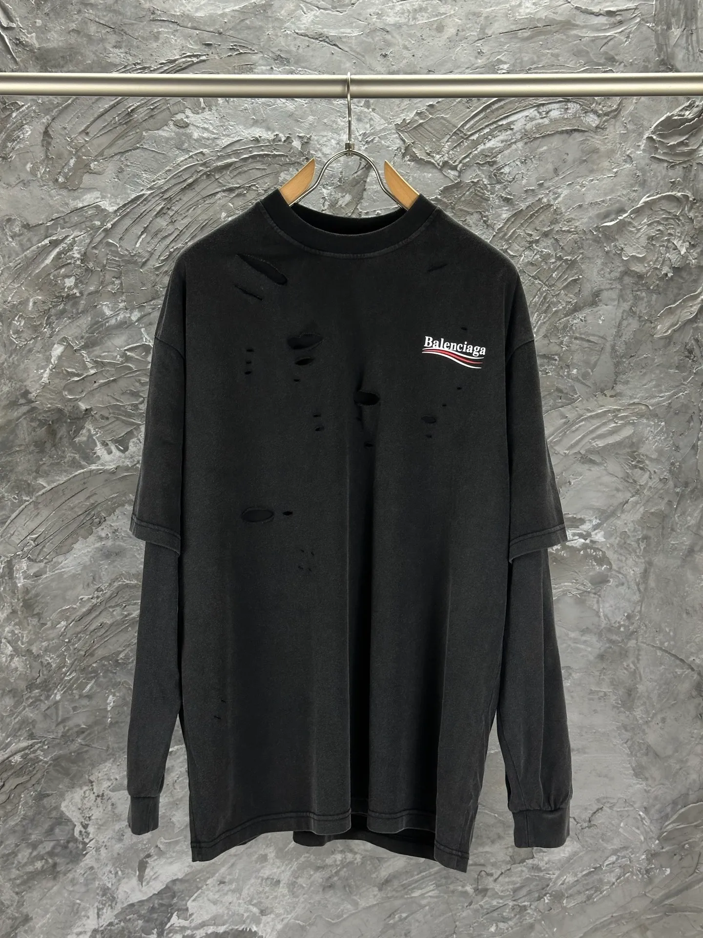 🅿️320 - BALENCI*GA 25 Paris Coca-Cola letters worn fake two-piece long-sleeved T-shirt. The printing is made of environmentally friendly imported materials. Ready-made clothes are washed. Hand-made master positioning and worn. Over-weight craftsmanship. The letters are clear. The effect is three-dimensional. Exclusively pattern-woven and dyed 280g fabric. Threads are dyed in the same cylinder with zero color difference. The version adopts OS loose shoulder design. Welcome to compare. Same style for men and women -Color: washed black -SIZE: Xs S M L style number 8636