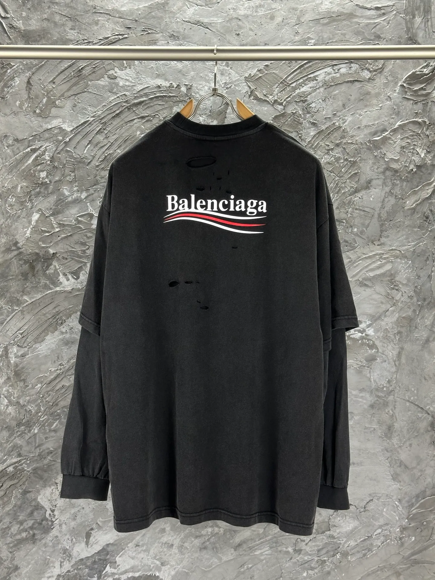 🅿️320 - BALENCI*GA 25 Paris Coca-Cola letters worn fake two-piece long-sleeved T-shirt. The printing is made of environmentally friendly imported materials. Ready-made clothes are washed. Hand-made master positioning and worn. Over-weight craftsmanship. The letters are clear. The effect is three-dimensional. Exclusively pattern-woven and dyed 280g fabric. Threads are dyed in the same cylinder with zero color difference. The version adopts OS loose shoulder design. Welcome to compare. Same style for men and women -Color: washed black -SIZE: Xs S M L style number 8636