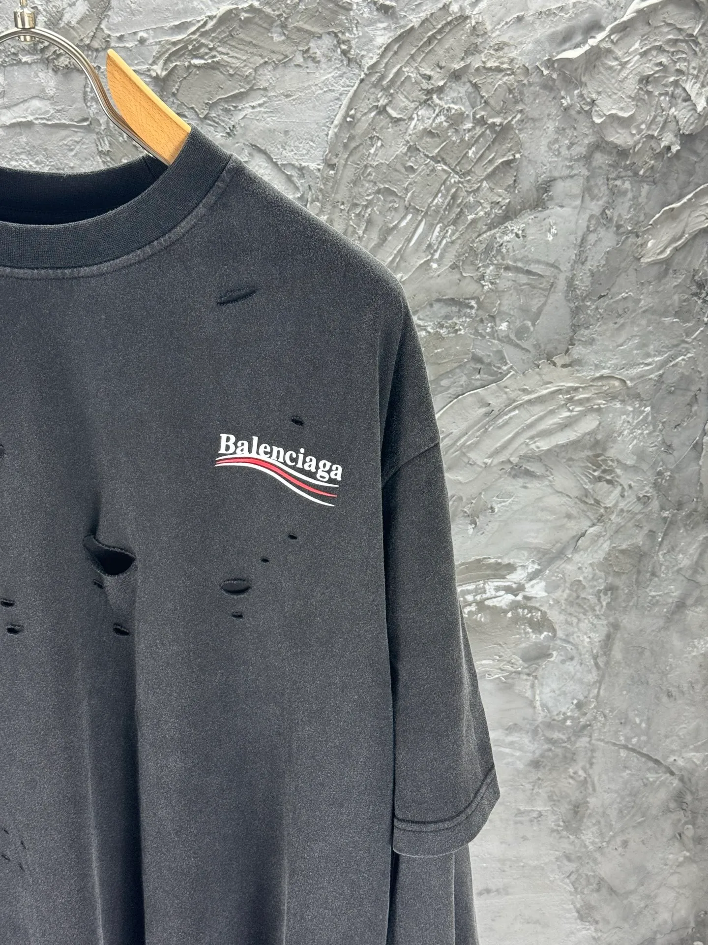 🅿️320 - BALENCI*GA 25 Paris Coca-Cola letters worn fake two-piece long-sleeved T-shirt. The printing is made of environmentally friendly imported materials. Ready-made clothes are washed. Hand-made master positioning and worn. Over-weight craftsmanship. The letters are clear. The effect is three-dimensional. Exclusively pattern-woven and dyed 280g fabric. Threads are dyed in the same cylinder with zero color difference. The version adopts OS loose shoulder design. Welcome to compare. Same style for men and women -Color: washed black -SIZE: Xs S M L style number 8636