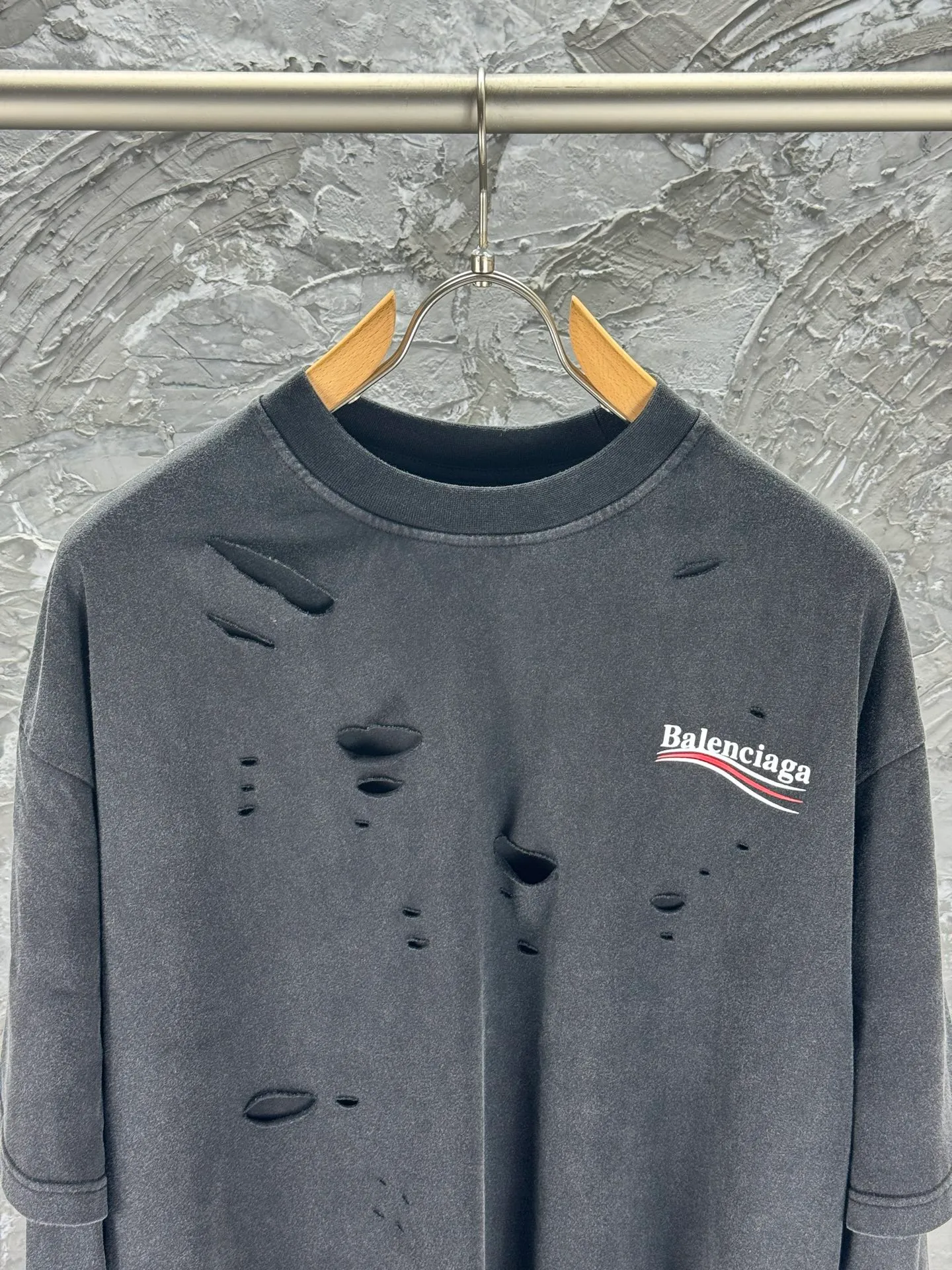 🅿️320 - BALENCI*GA 25 Paris Coca-Cola letters worn fake two-piece long-sleeved T-shirt. The printing is made of environmentally friendly imported materials. Ready-made clothes are washed. Hand-made master positioning and worn. Over-weight craftsmanship. The letters are clear. The effect is three-dimensional. Exclusively pattern-woven and dyed 280g fabric. Threads are dyed in the same cylinder with zero color difference. The version adopts OS loose shoulder design. Welcome to compare. Same style for men and women -Color: washed black -SIZE: Xs S M L style number 8636