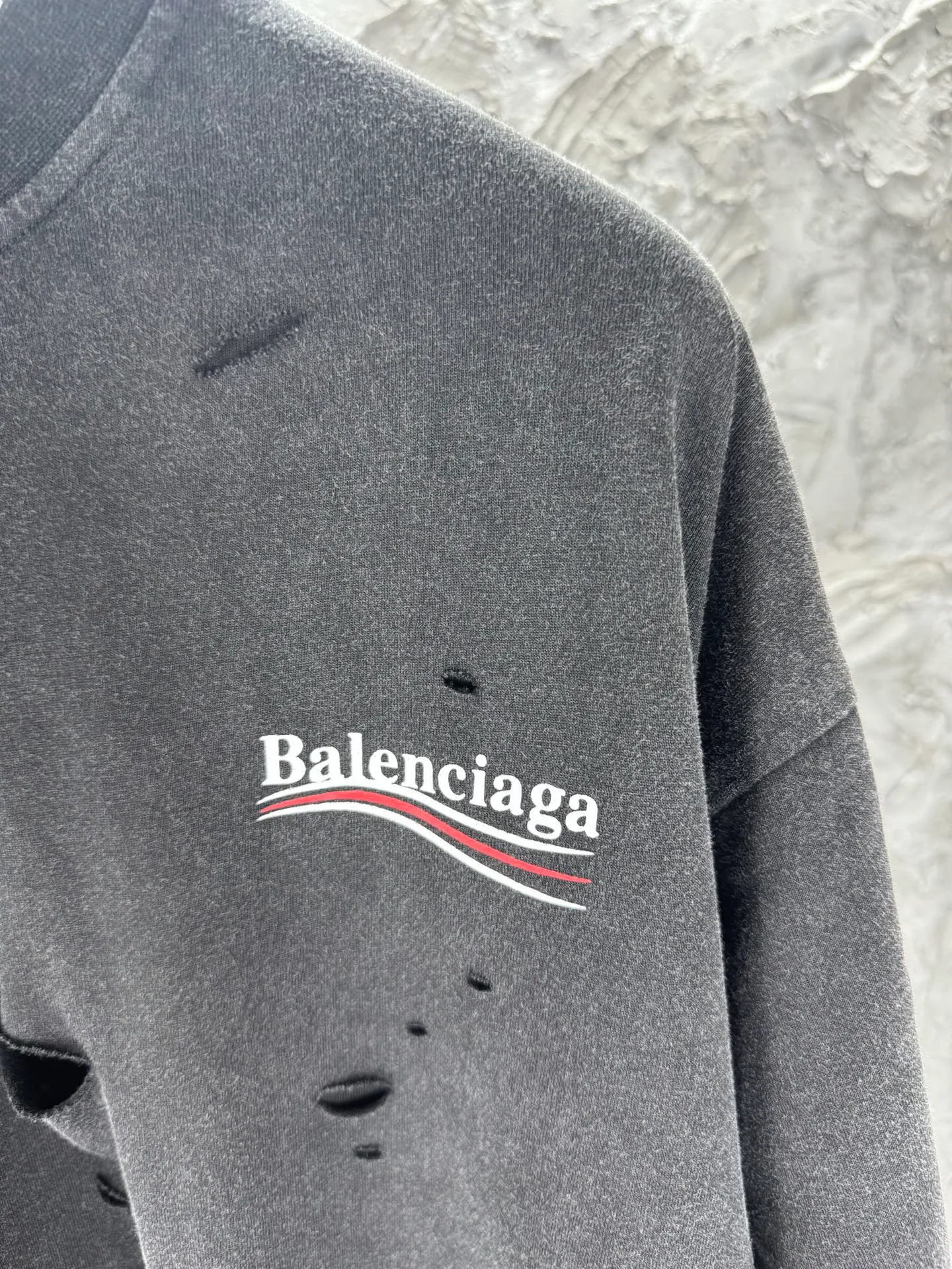 🅿️320 - BALENCI*GA 25 Paris Coca-Cola letters worn fake two-piece long-sleeved T-shirt. The printing is made of environmentally friendly imported materials. Ready-made clothes are washed. Hand-made master positioning and worn. Over-weight craftsmanship. The letters are clear. The effect is three-dimensional. Exclusively pattern-woven and dyed 280g fabric. Threads are dyed in the same cylinder with zero color difference. The version adopts OS loose shoulder design. Welcome to compare. Same style for men and women -Color: washed black -SIZE: Xs S M L style number 8636