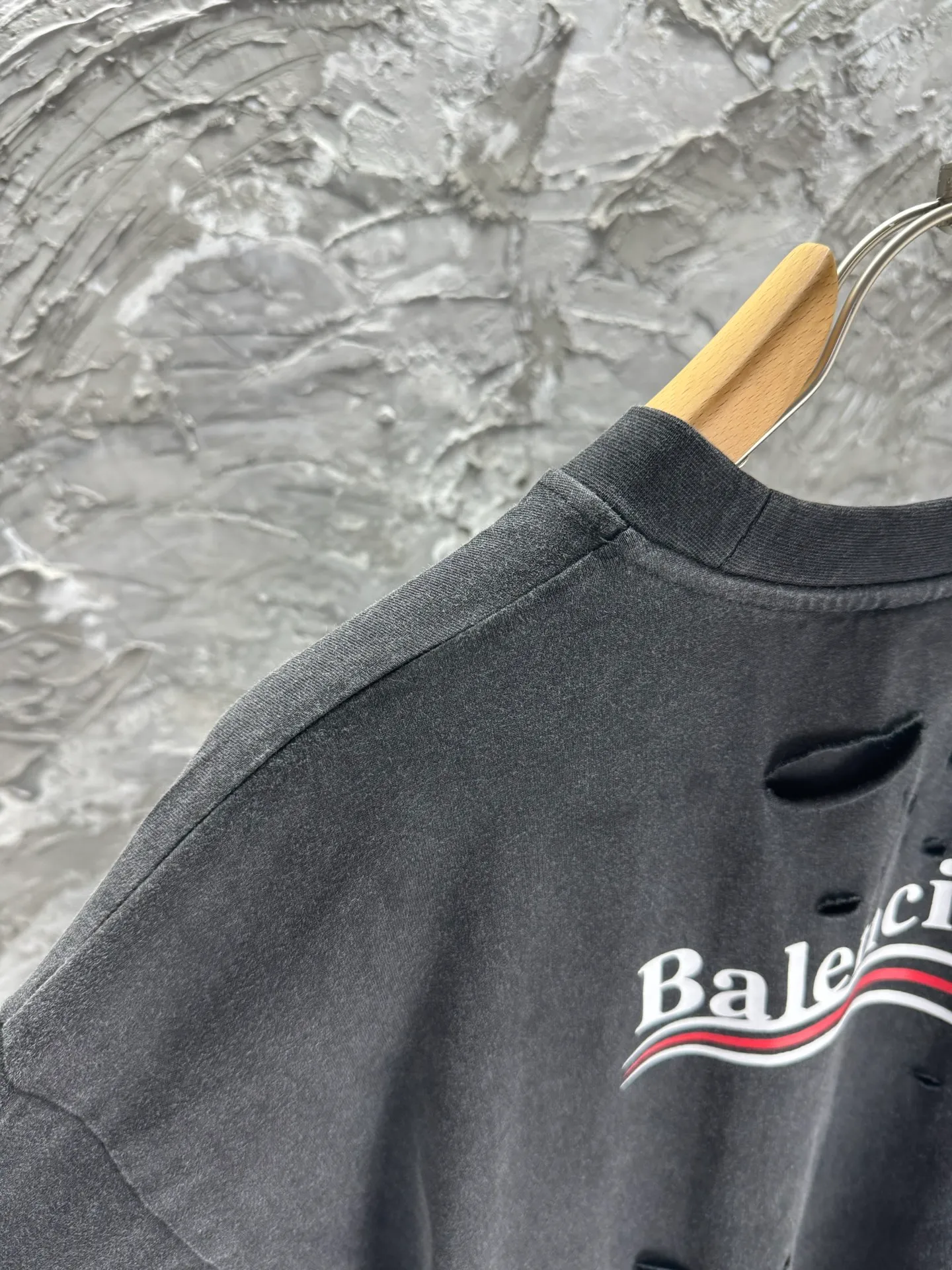 🅿️320 - BALENCI*GA 25 Paris Coca-Cola letters worn fake two-piece long-sleeved T-shirt. The printing is made of environmentally friendly imported materials. Ready-made clothes are washed. Hand-made master positioning and worn. Over-weight craftsmanship. The letters are clear. The effect is three-dimensional. Exclusively pattern-woven and dyed 280g fabric. Threads are dyed in the same cylinder with zero color difference. The version adopts OS loose shoulder design. Welcome to compare. Same style for men and women -Color: washed black -SIZE: Xs S M L style number 8636